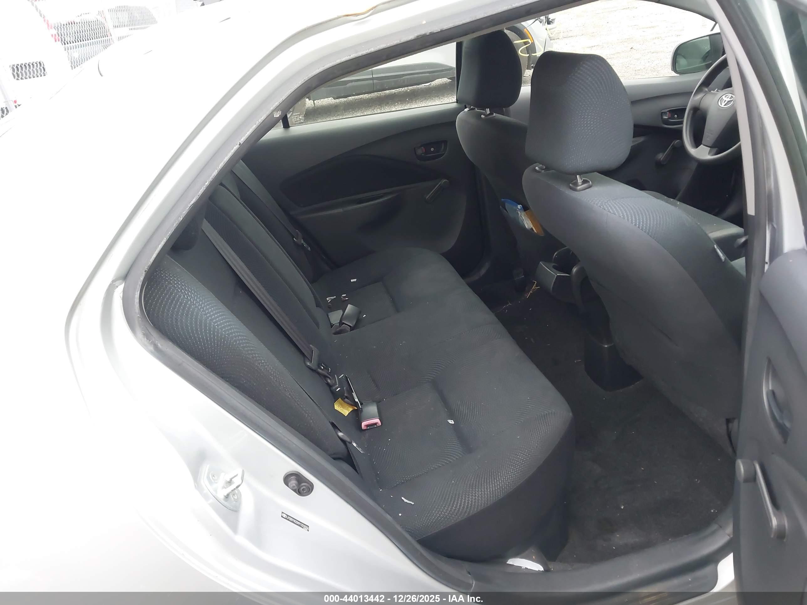 TOYOTA YARIS image 8