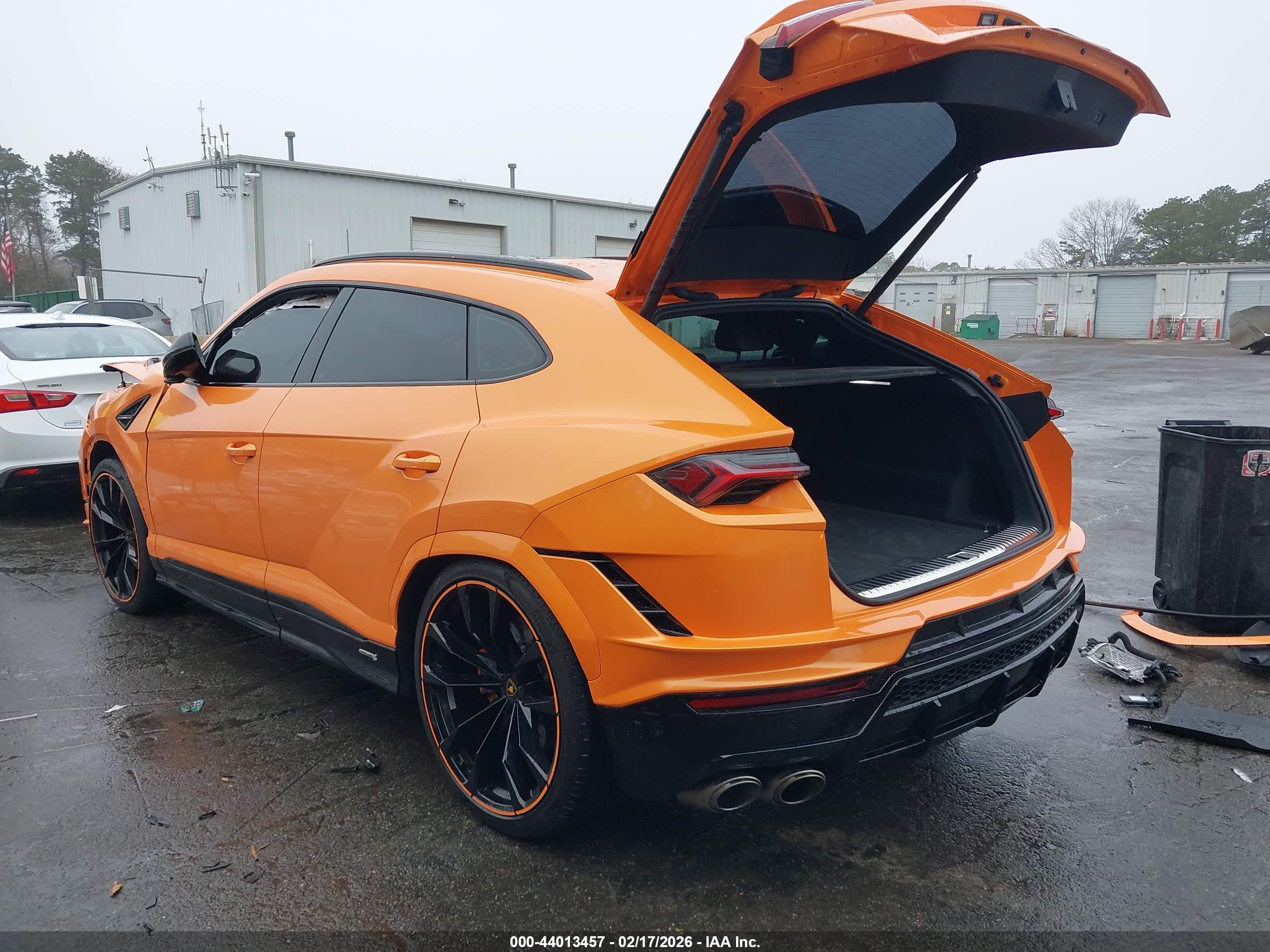 LAMBORGHINI URUS image 3