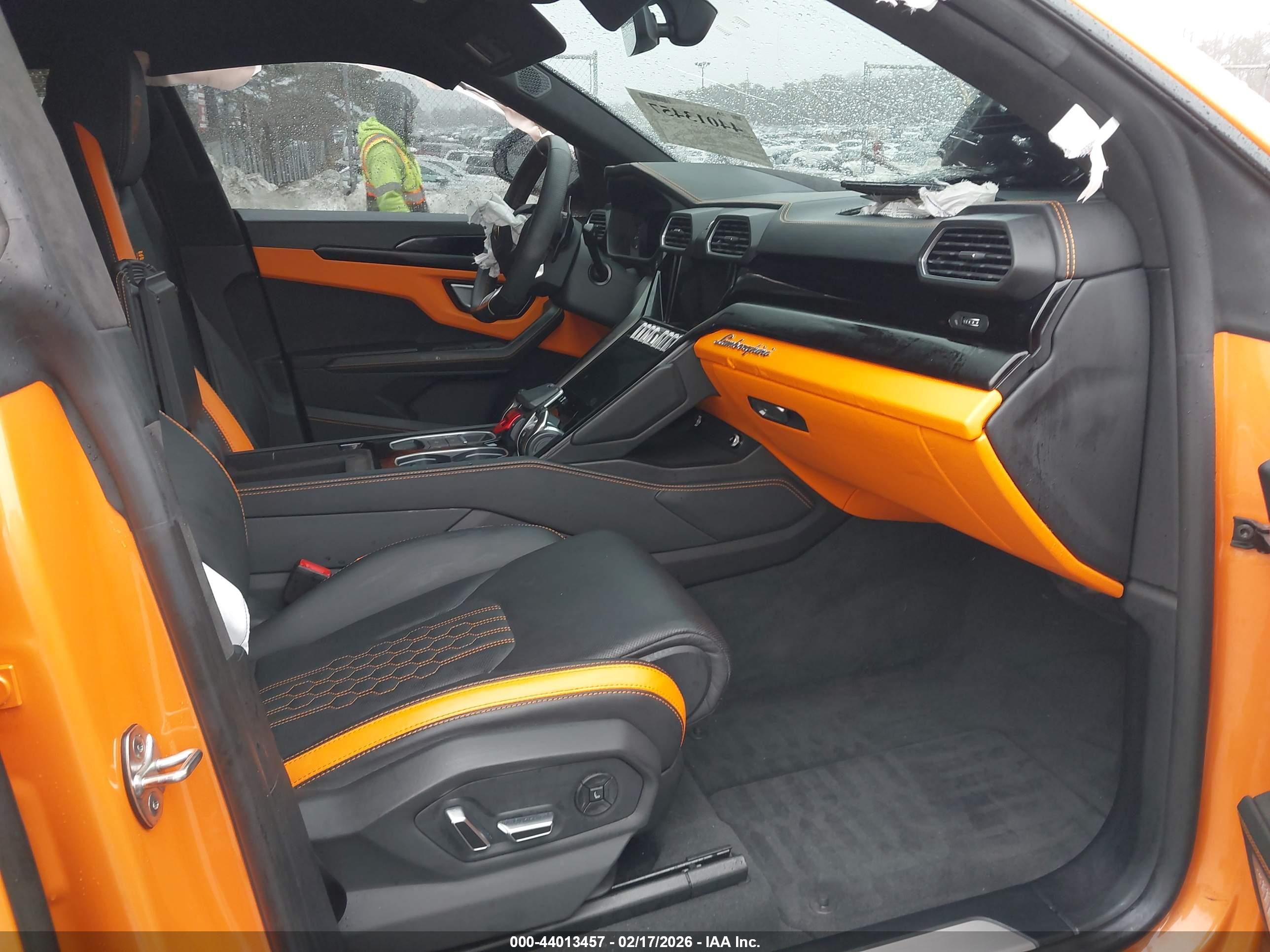 LAMBORGHINI URUS image 5