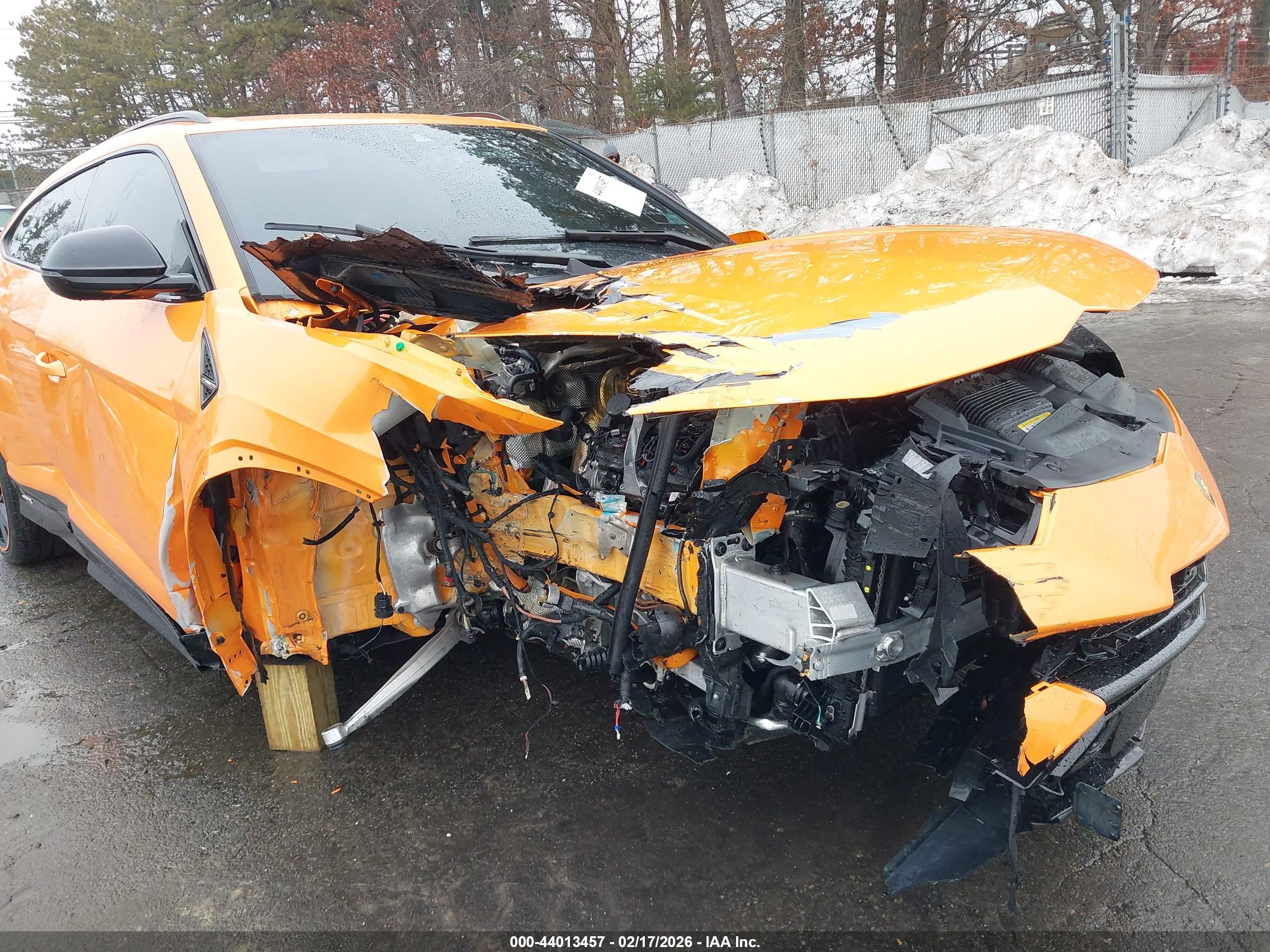 LAMBORGHINI URUS image 6
