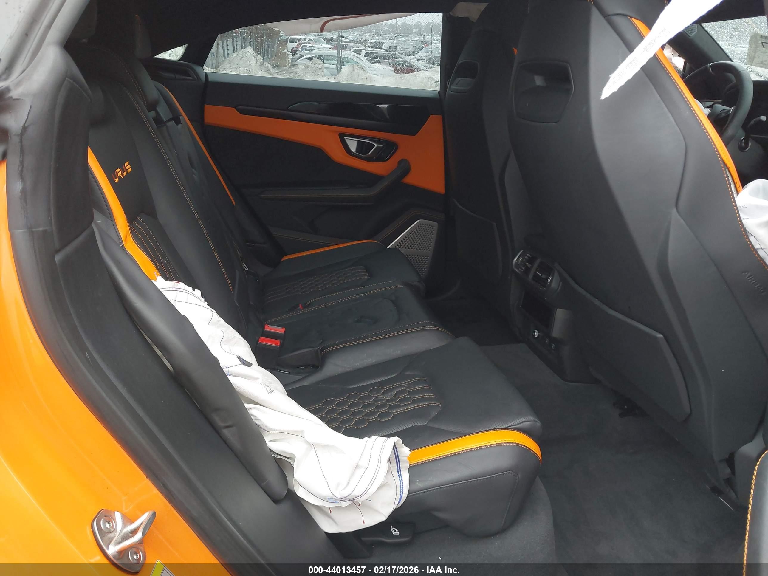 LAMBORGHINI URUS image 8