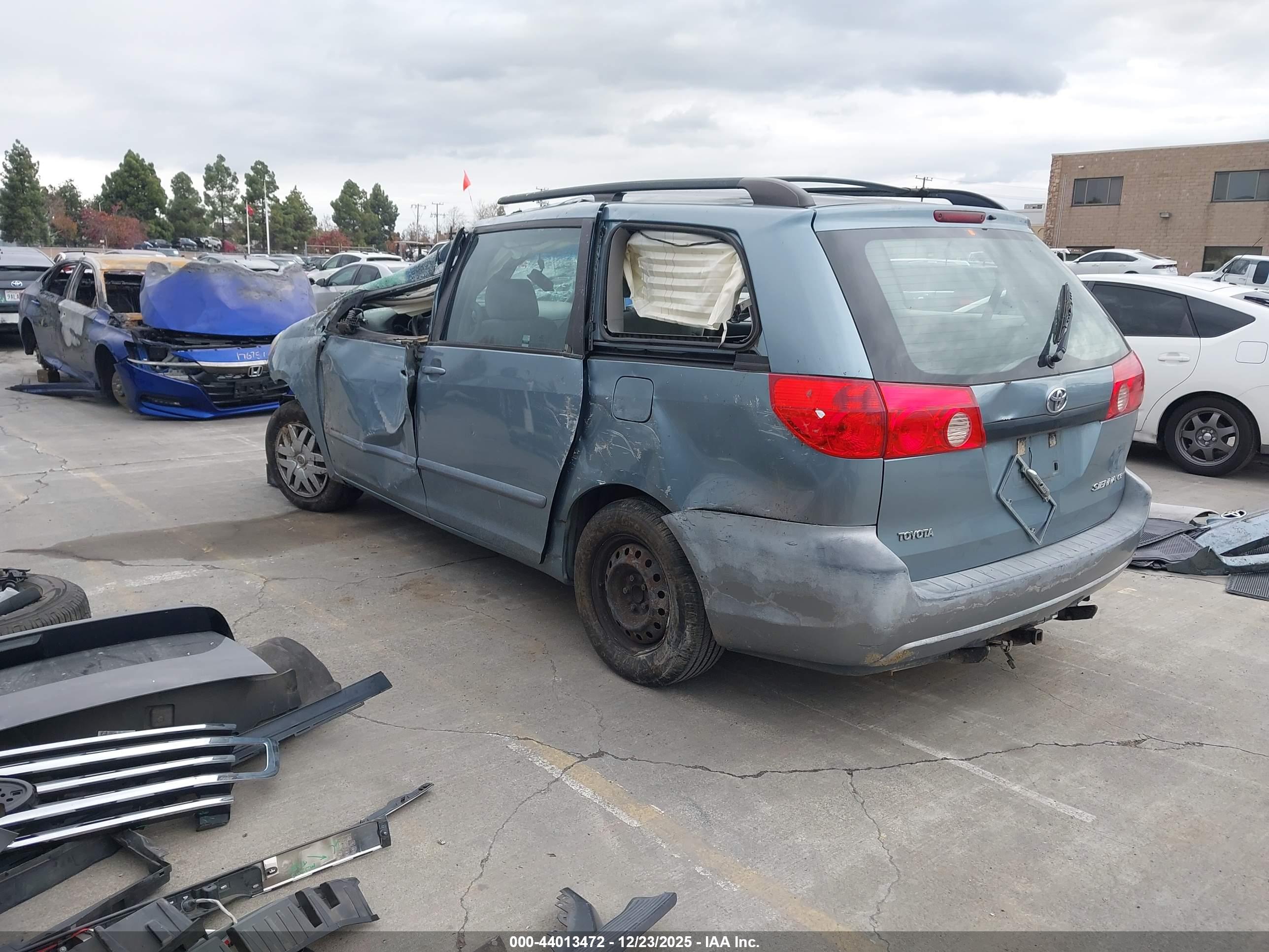 TOYOTA SIENNA image 3