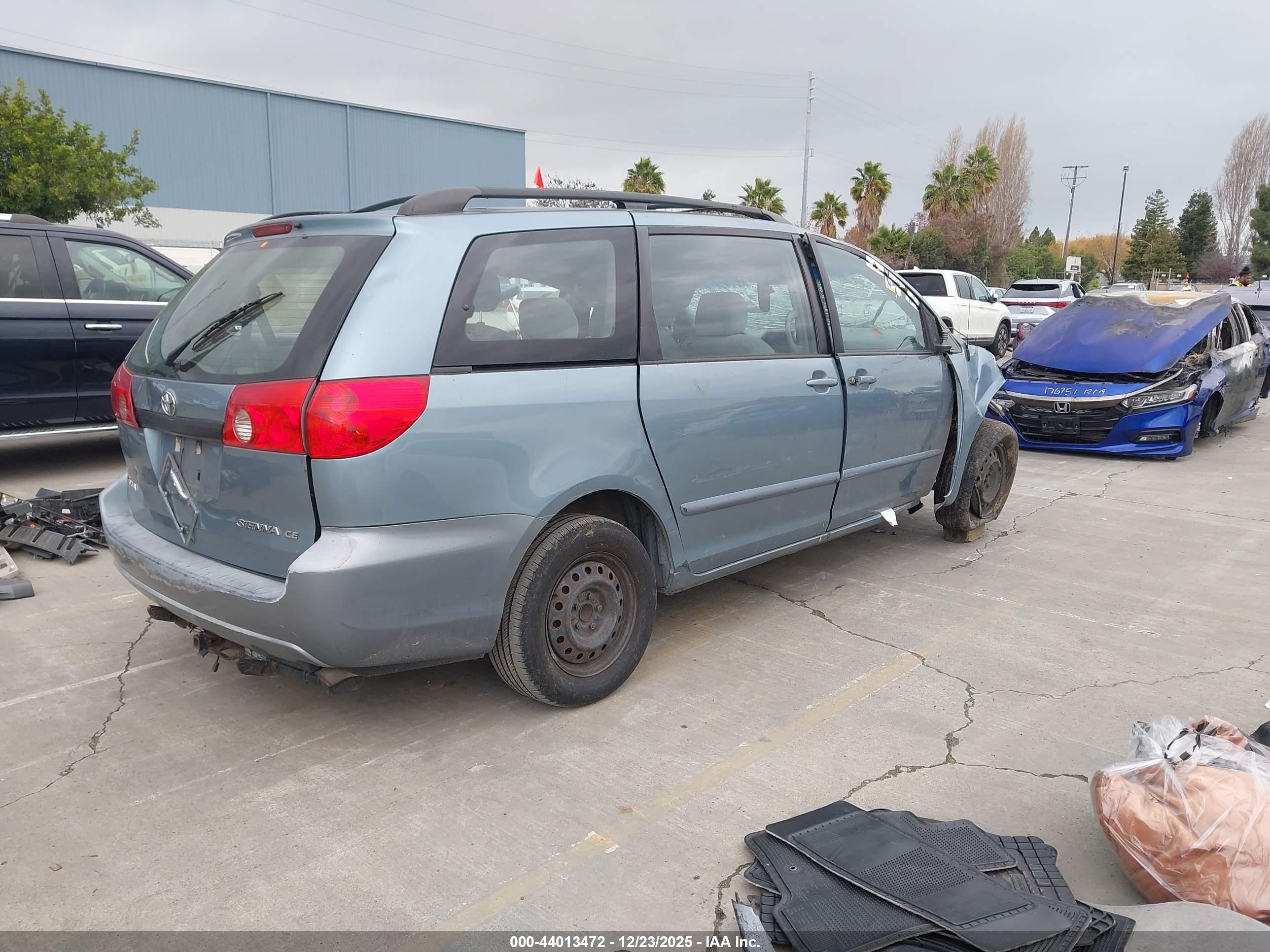 TOYOTA SIENNA image 4