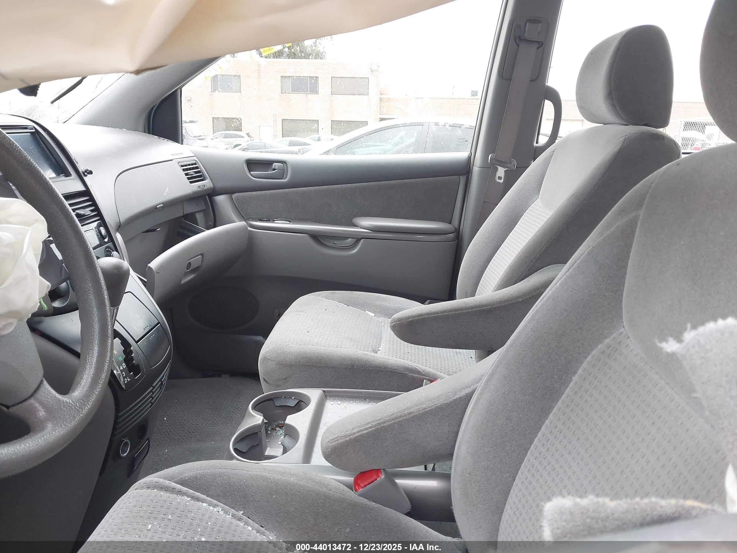 TOYOTA SIENNA image 5