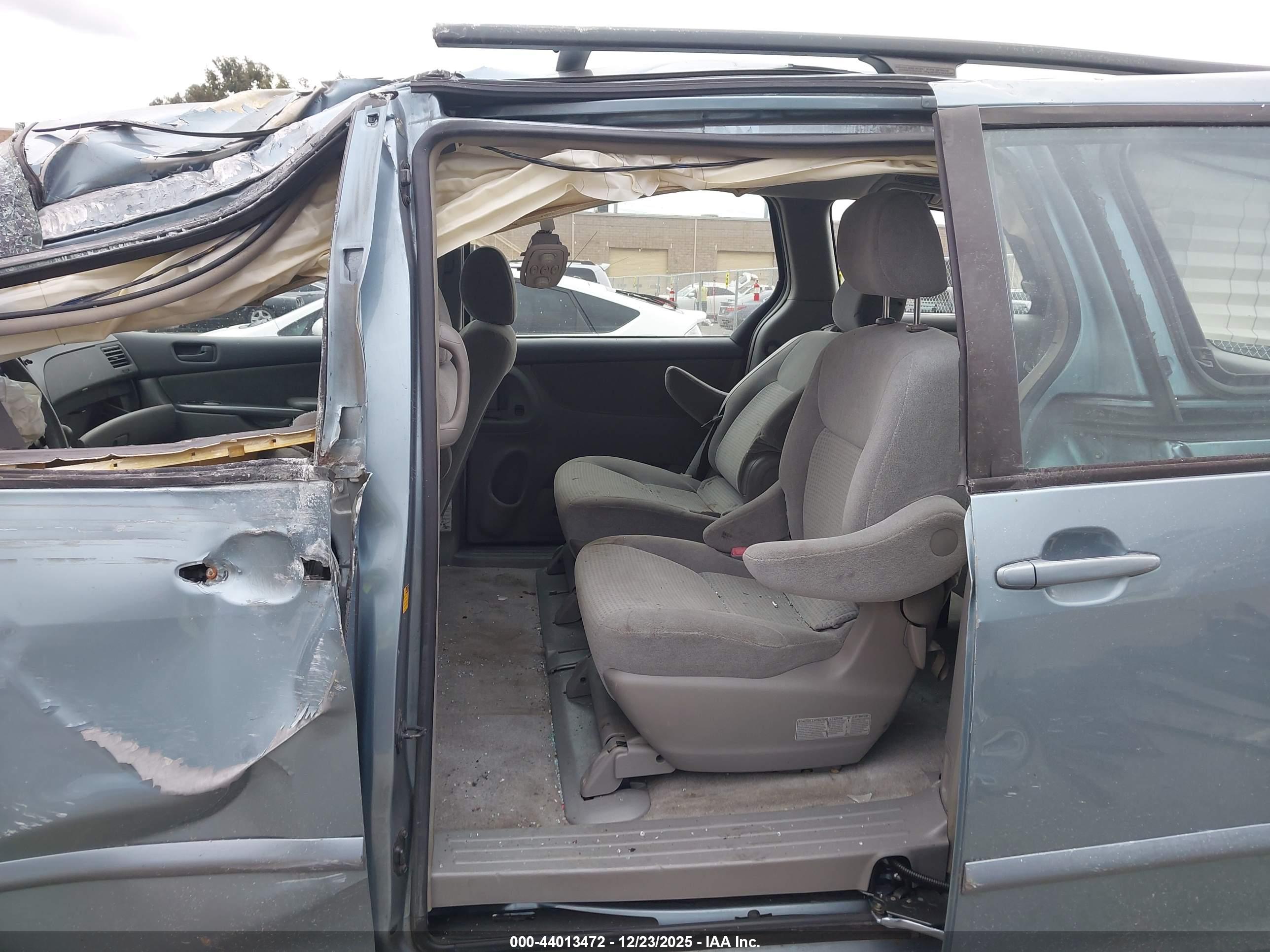 TOYOTA SIENNA image 8