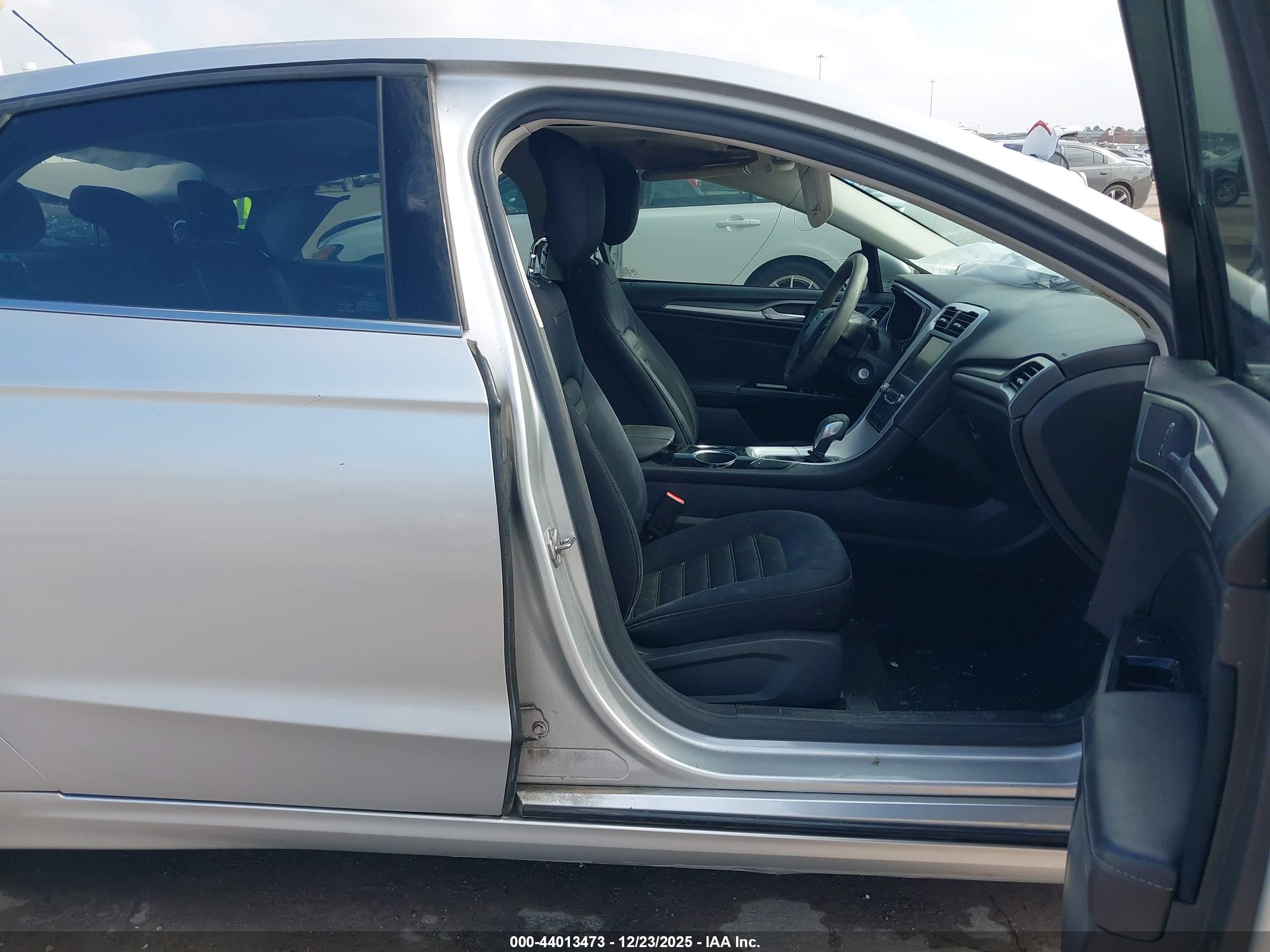 FORD FUSION image 5