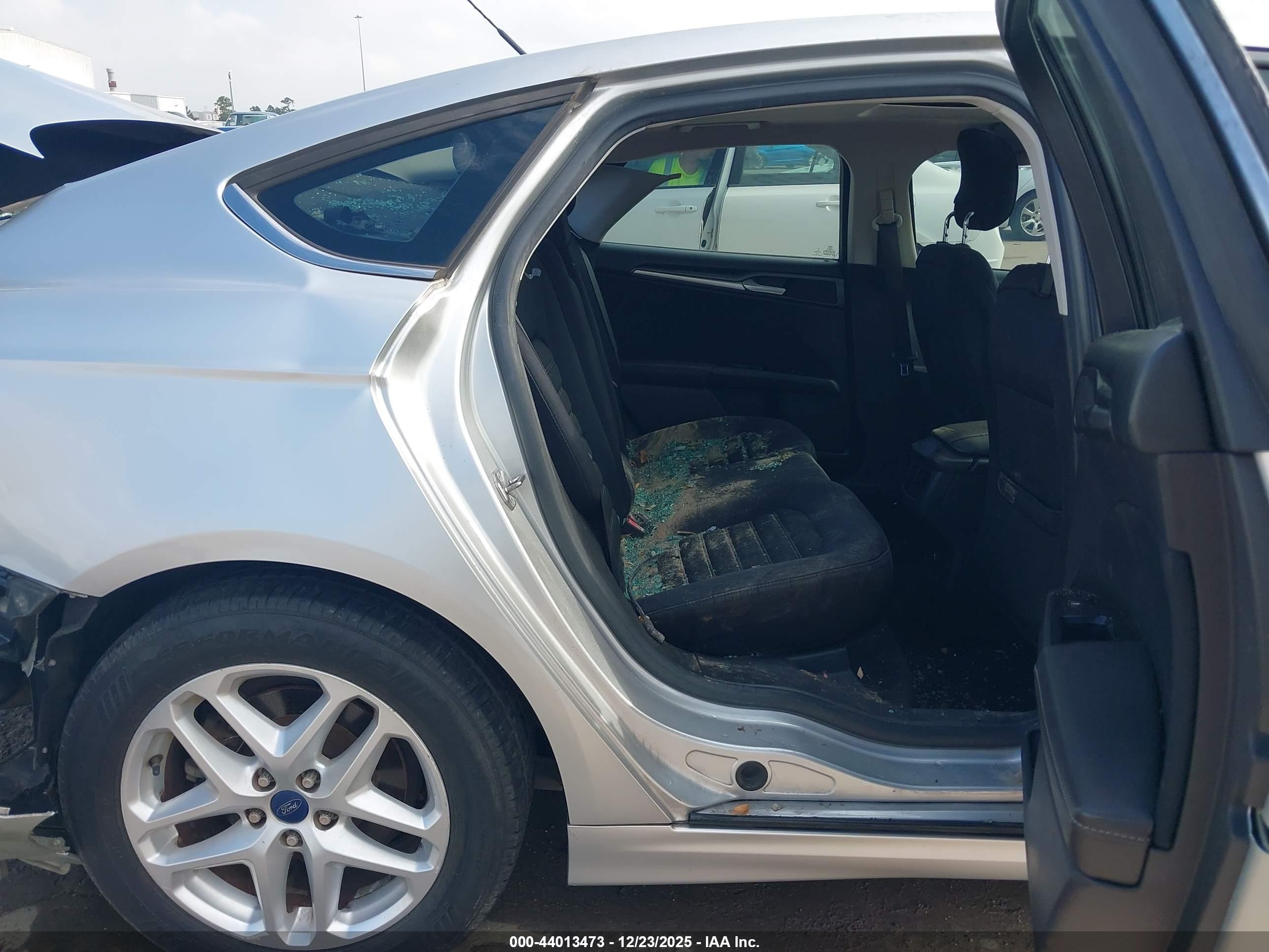 FORD FUSION image 8