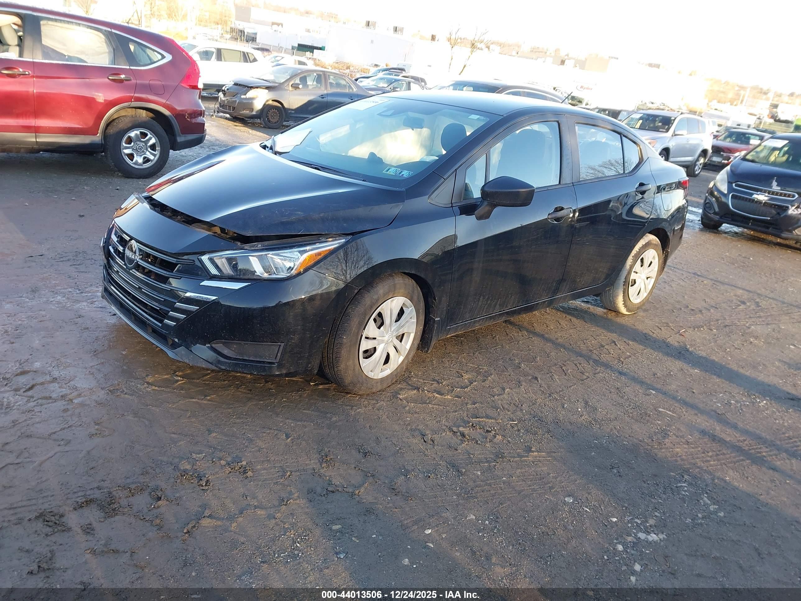 NISSAN VERSA image 2