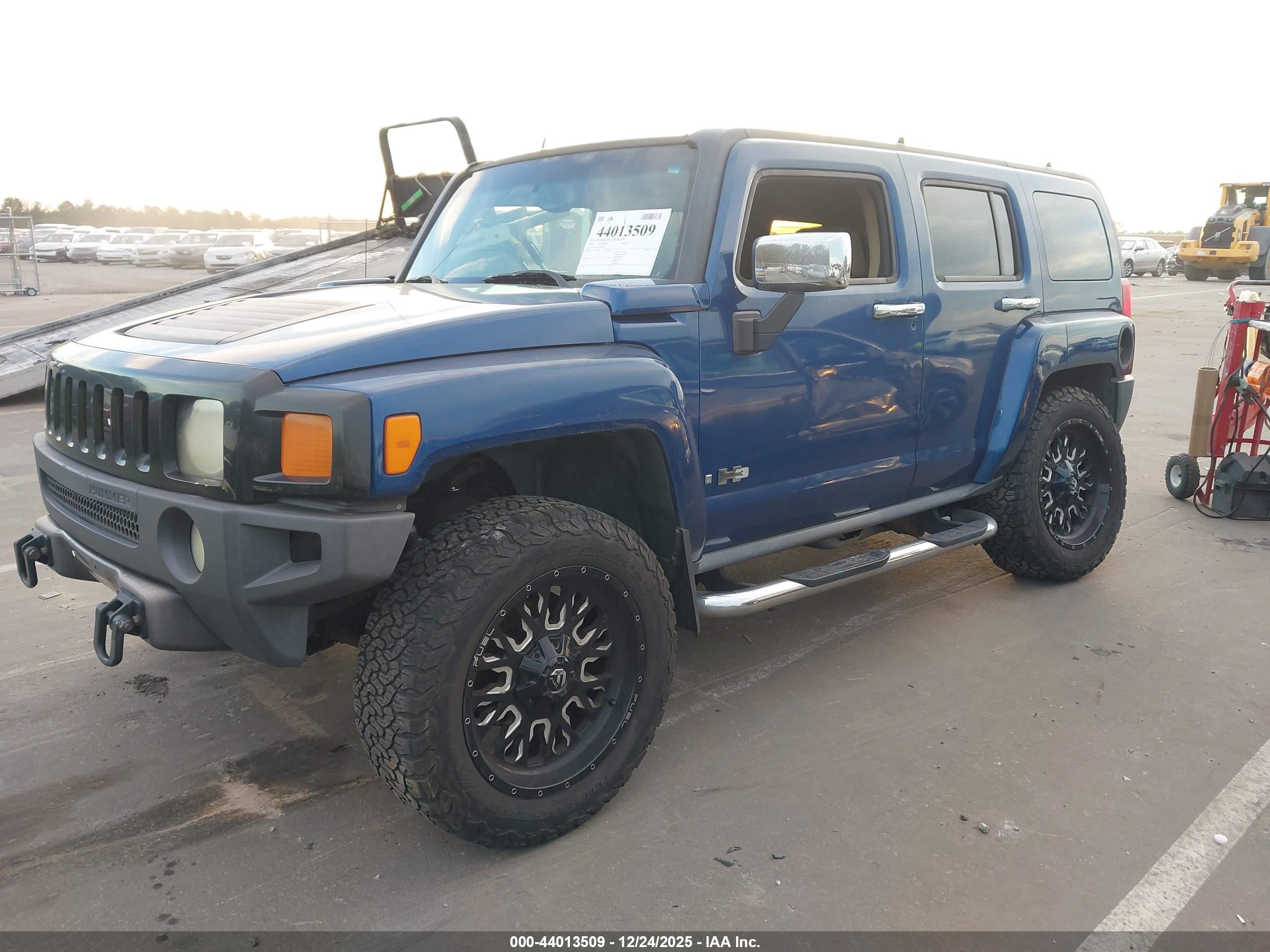 HUMMER H3 image 2