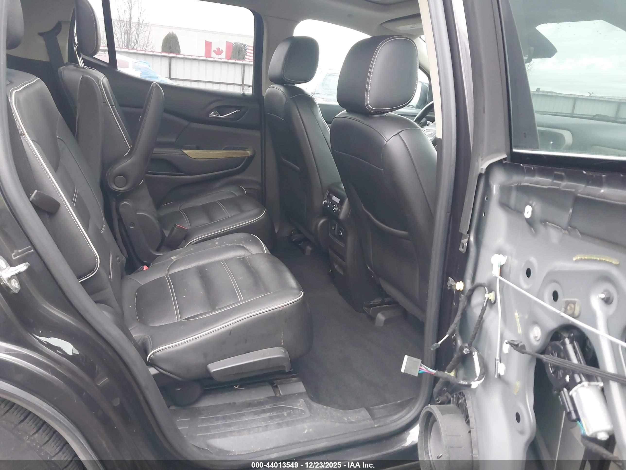 GMC ACADIA image 8