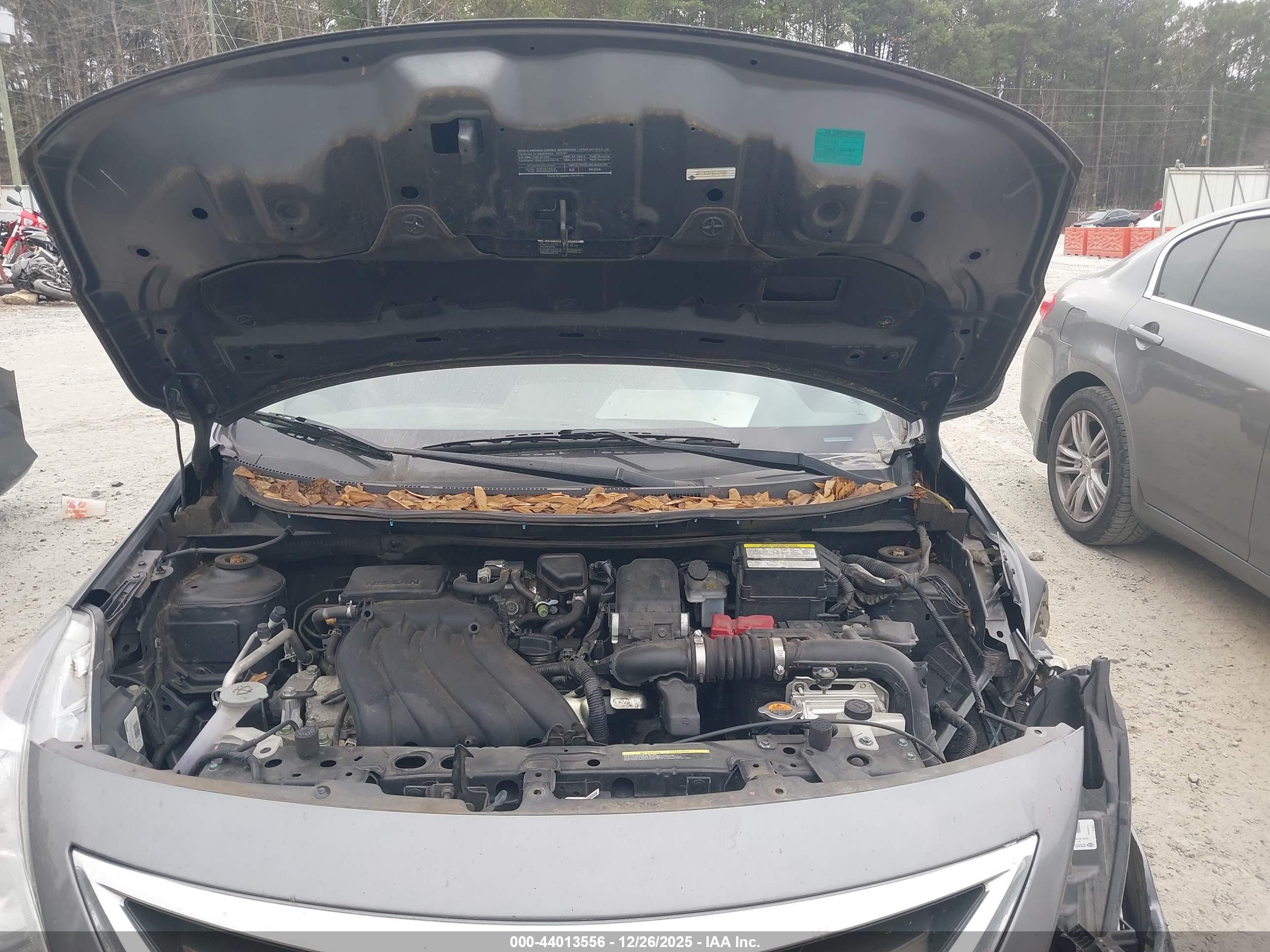 NISSAN VERSA image 10