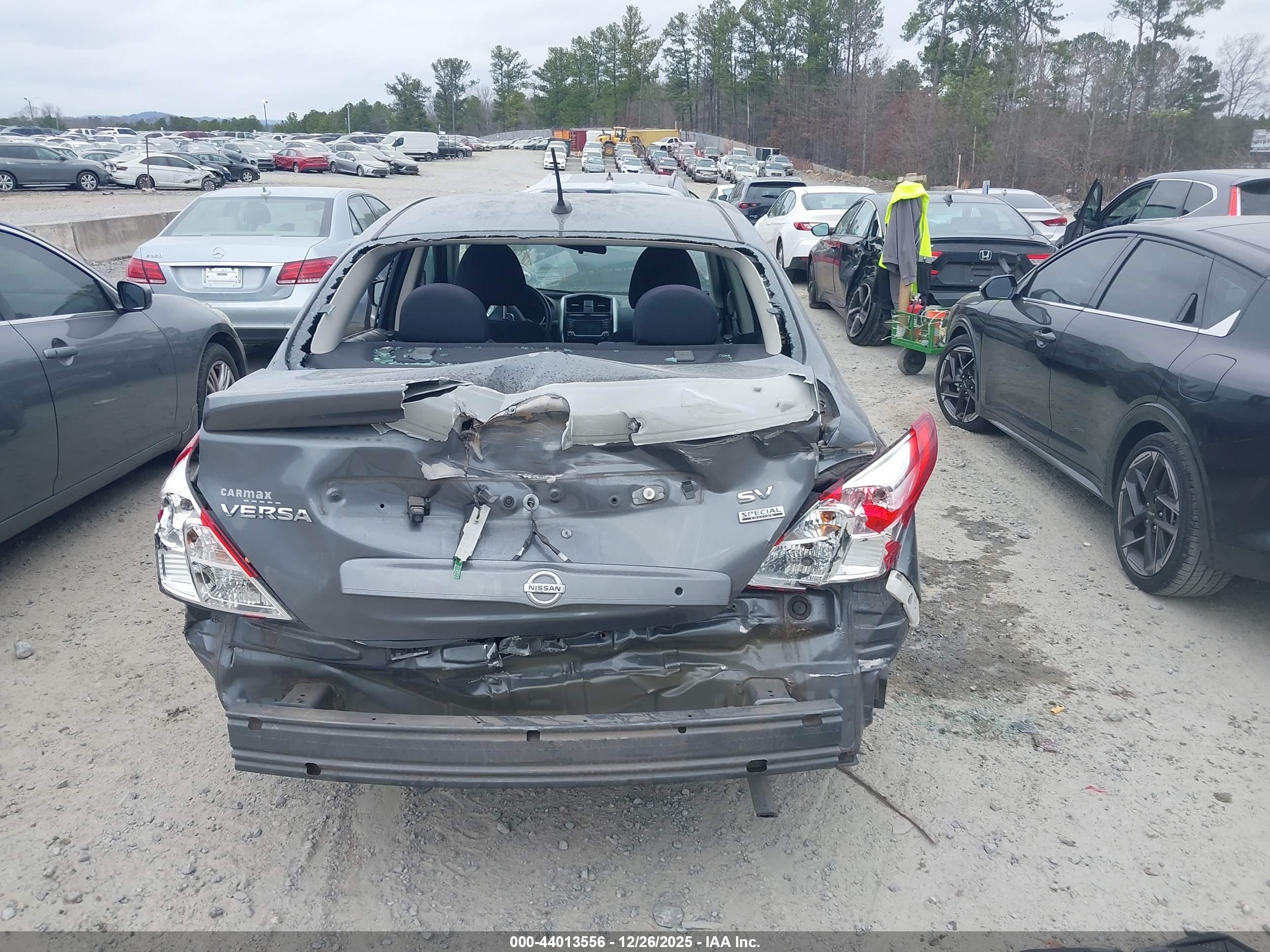 NISSAN VERSA image 6