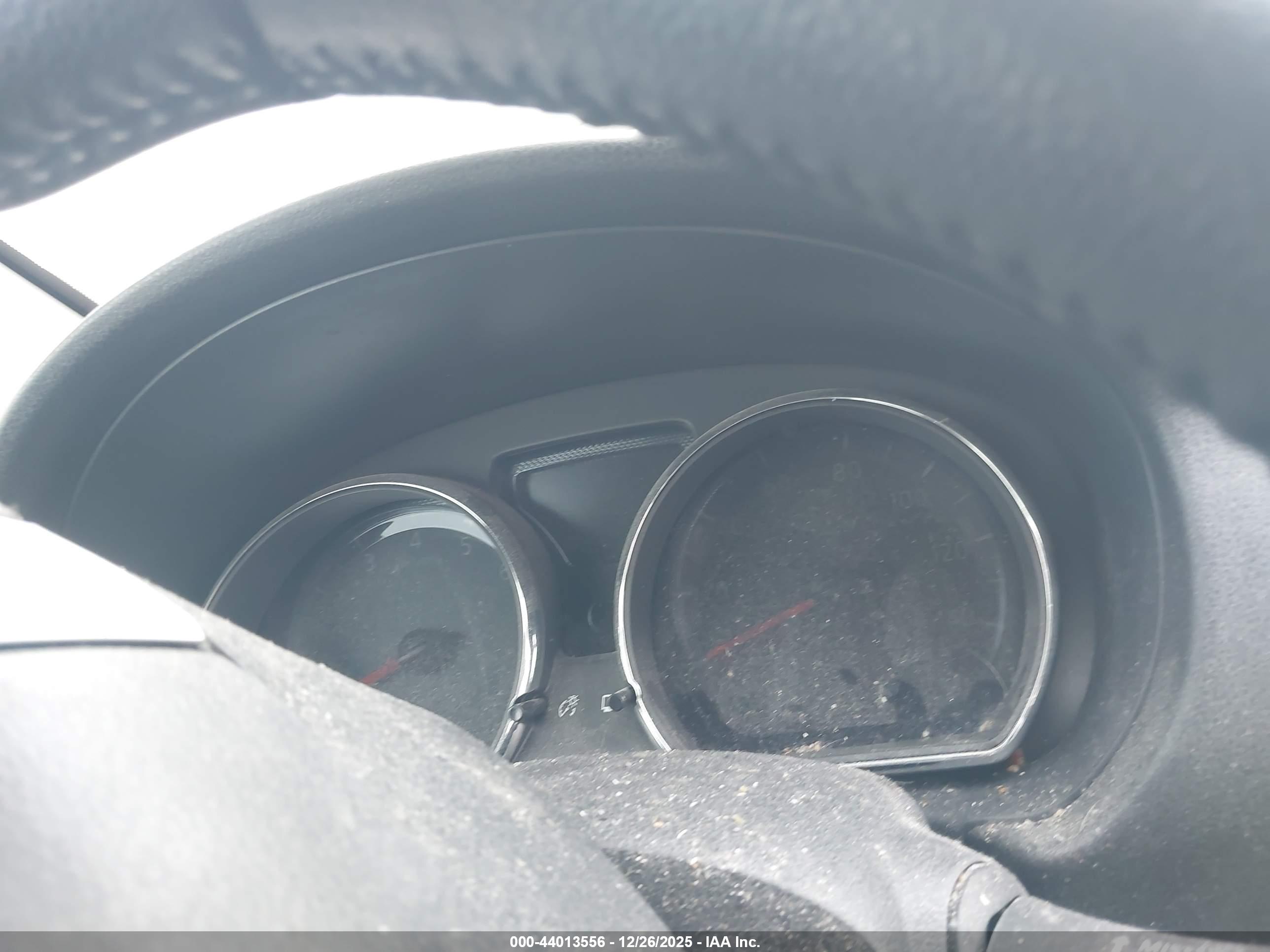 NISSAN VERSA image 7