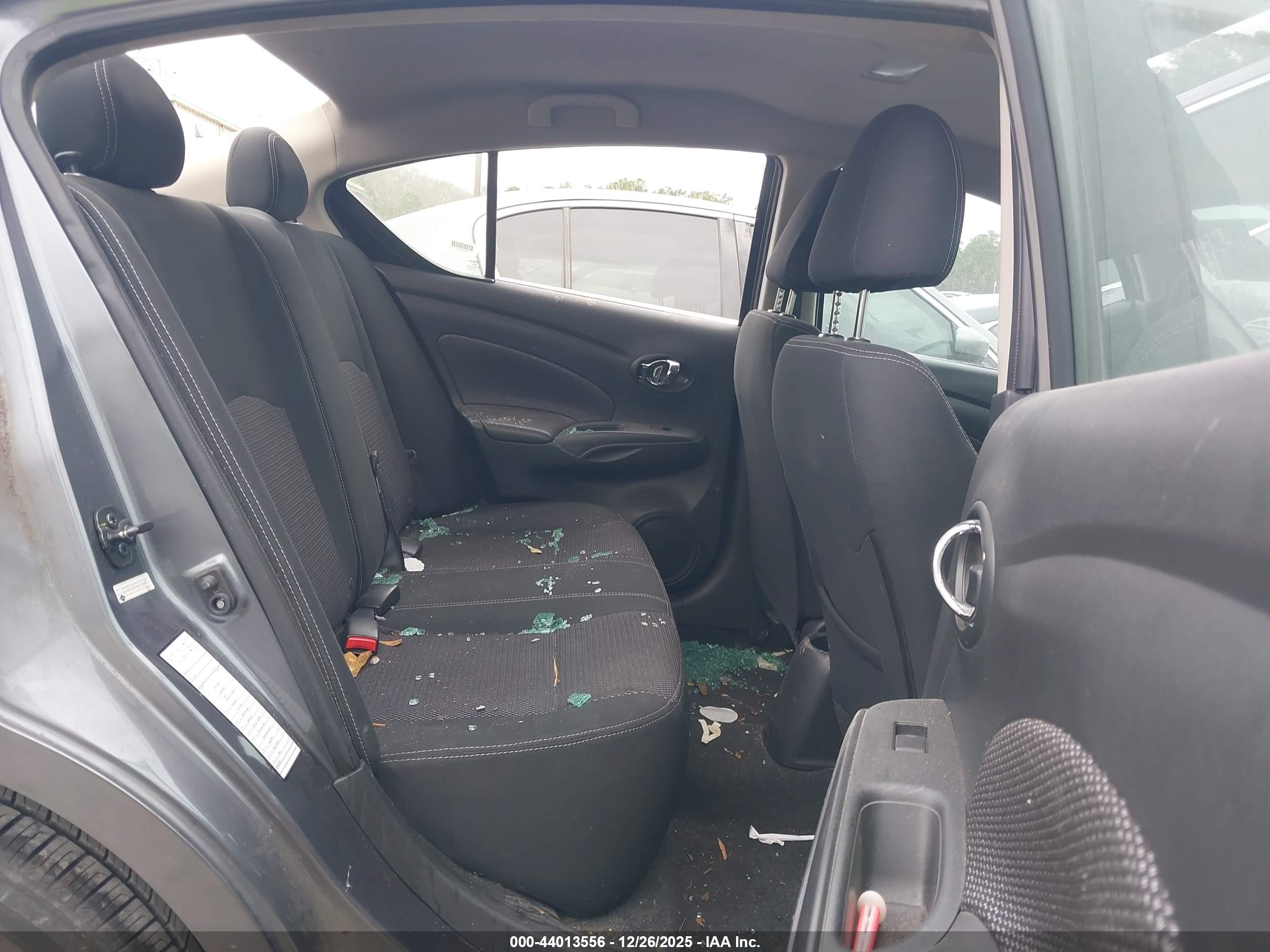 NISSAN VERSA image 8
