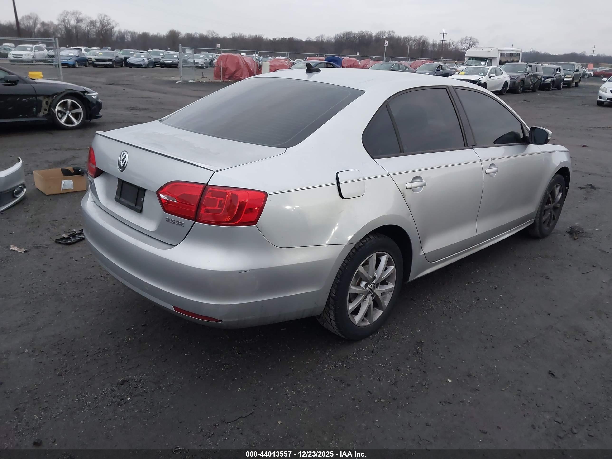 VOLKSWAGEN JETTA image 4