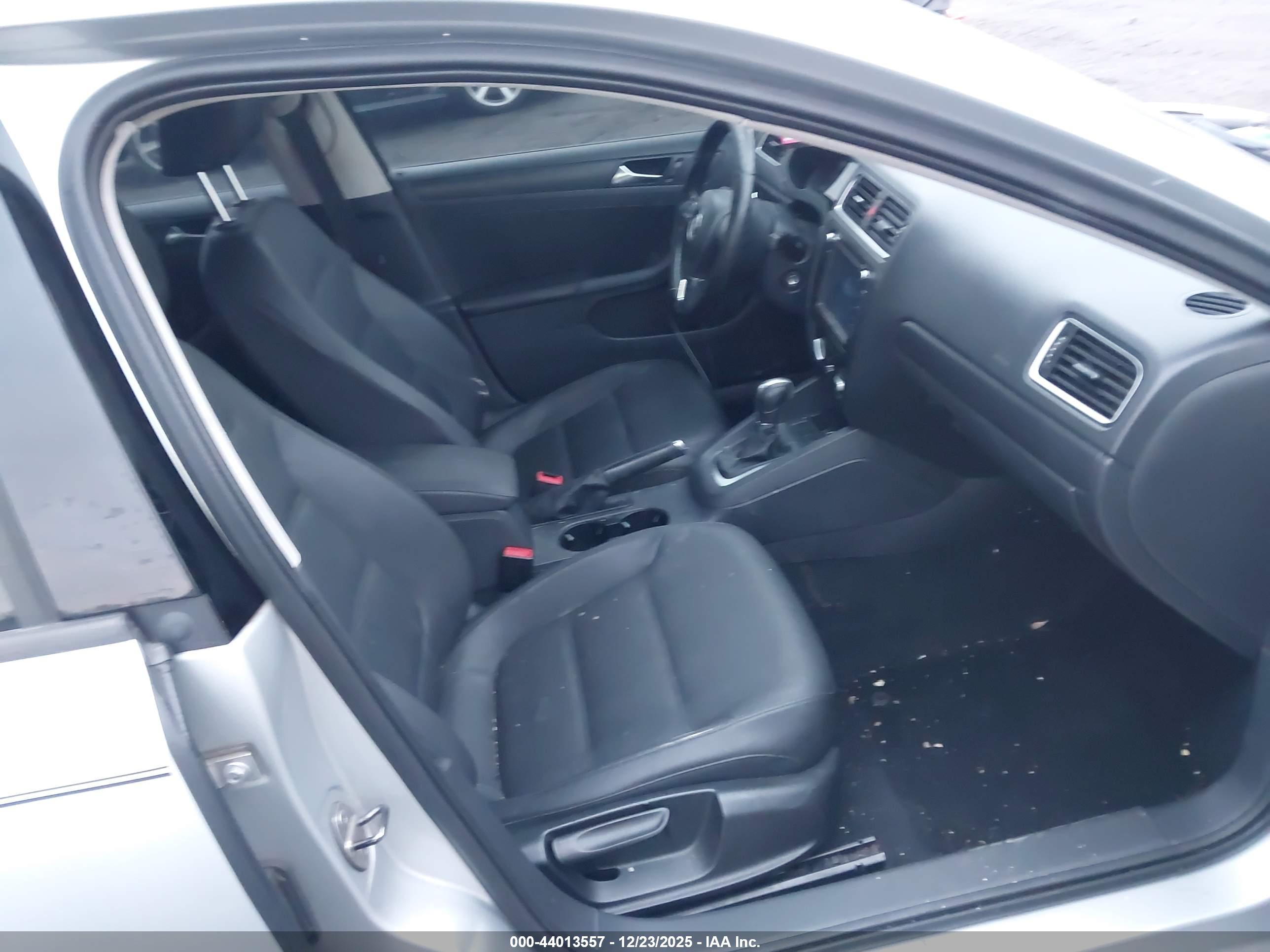 VOLKSWAGEN JETTA image 5