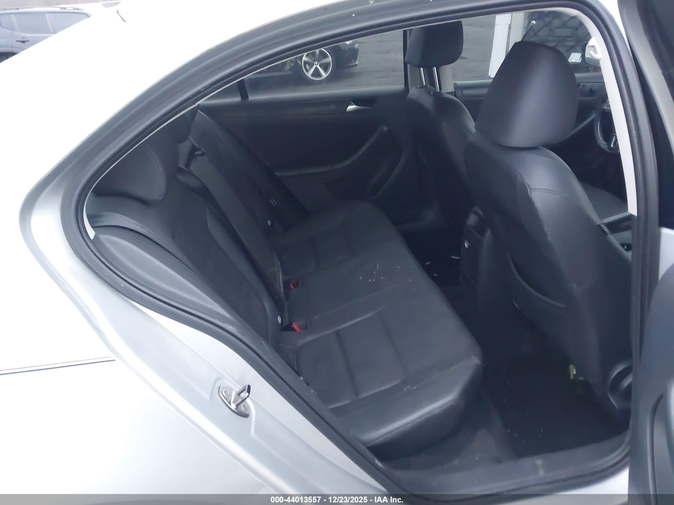 VOLKSWAGEN JETTA image 8