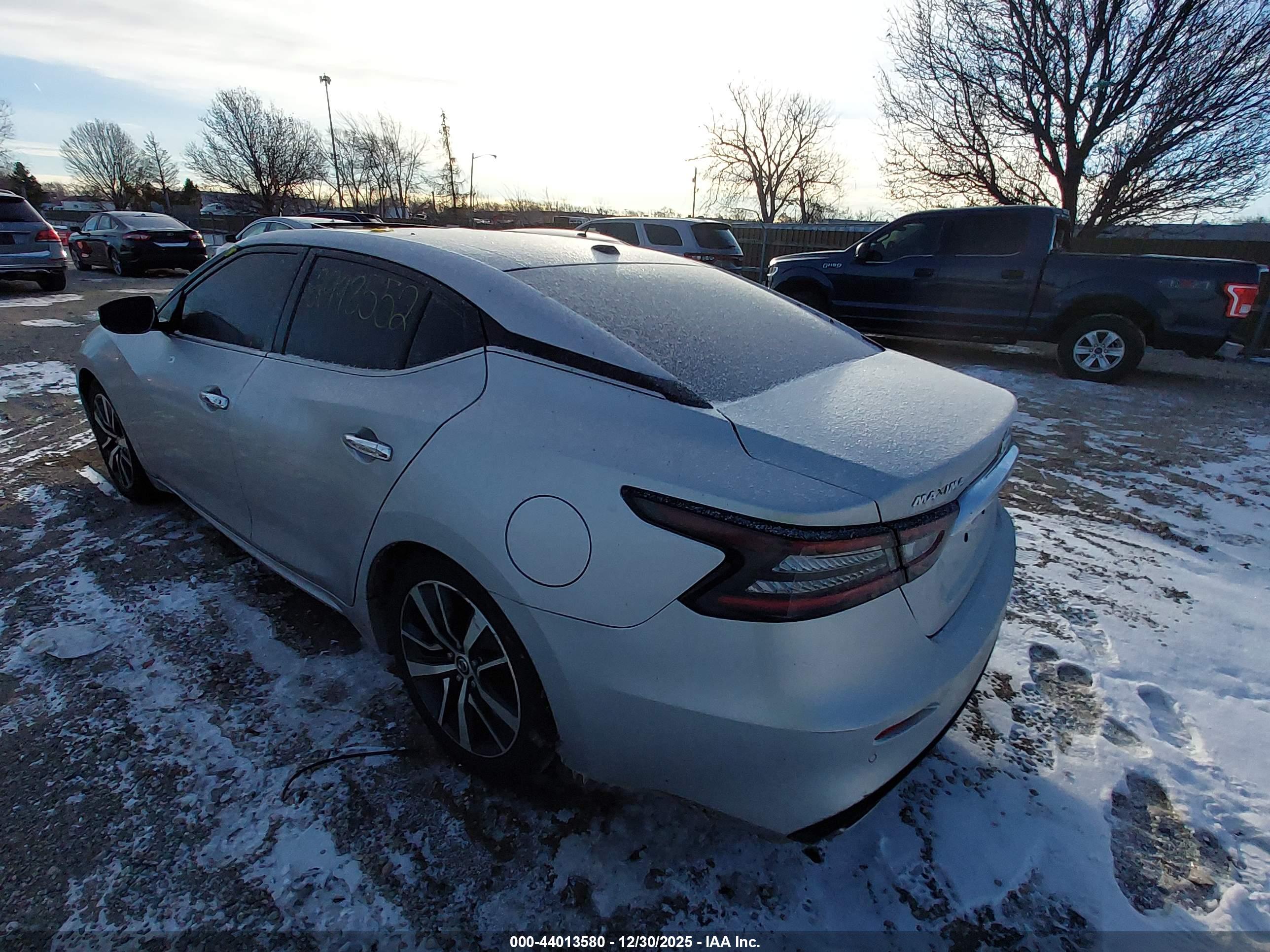 NISSAN MAXIMA image 3