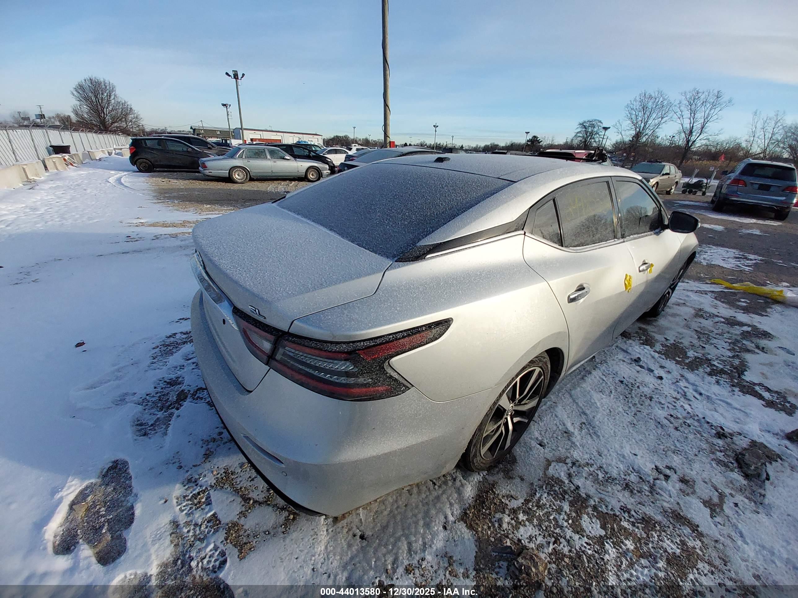 NISSAN MAXIMA image 4