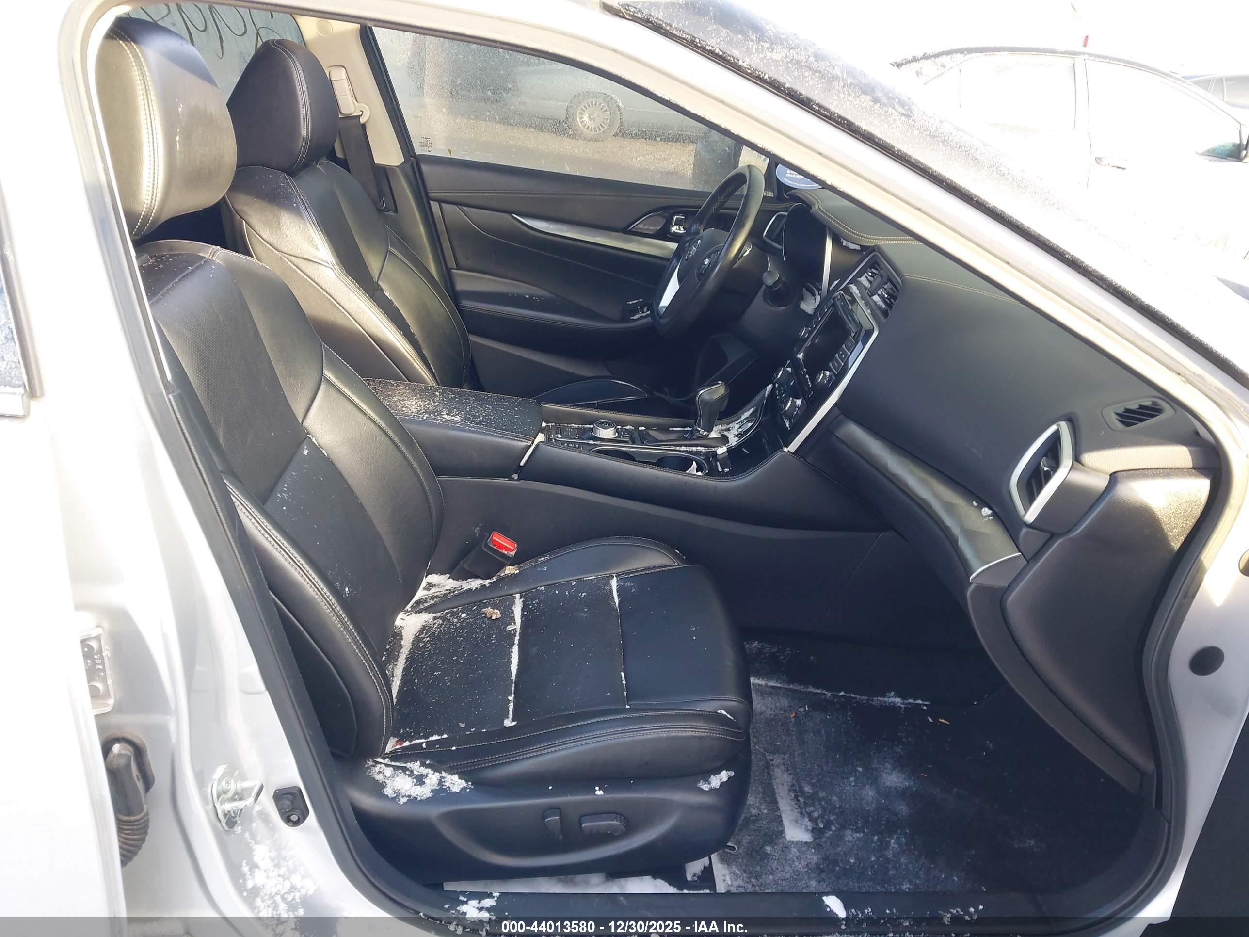 NISSAN MAXIMA image 5
