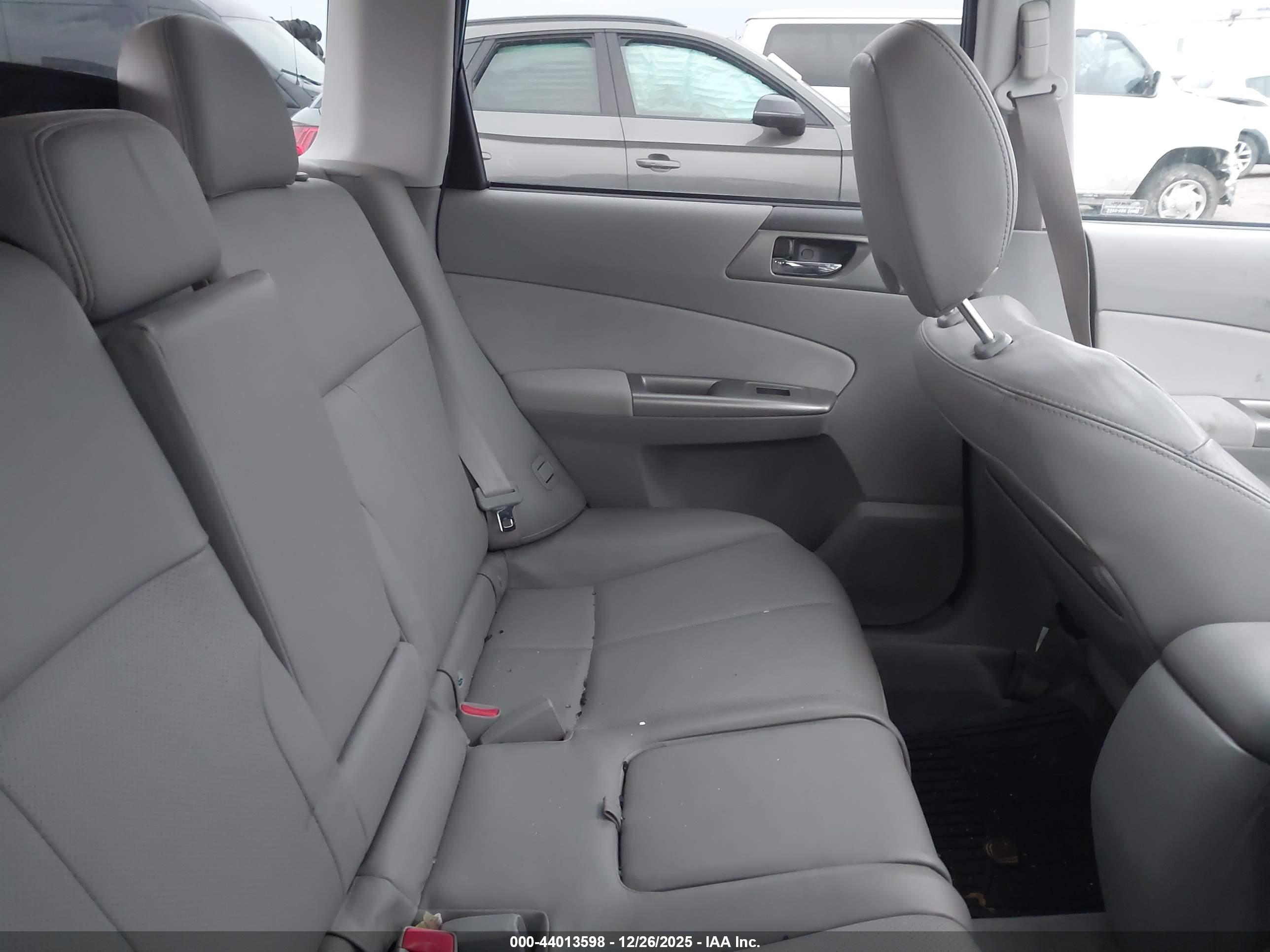 SUBARU FORESTER image 8