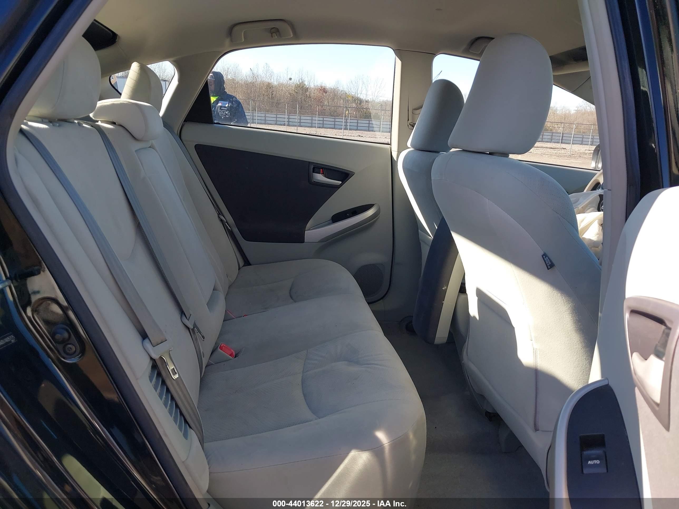 TOYOTA PRIUS image 8