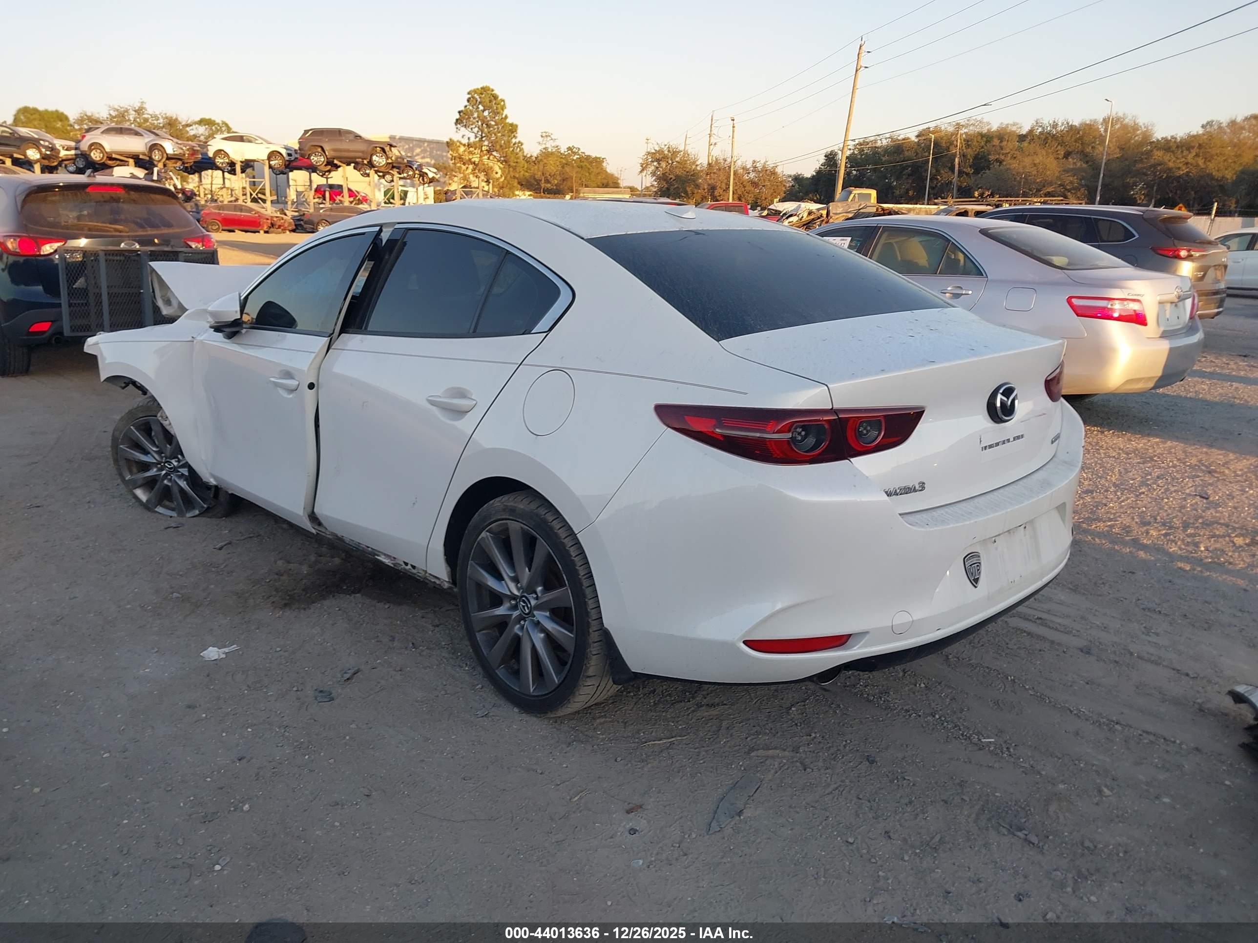 MAZDA MAZDA3 image 3