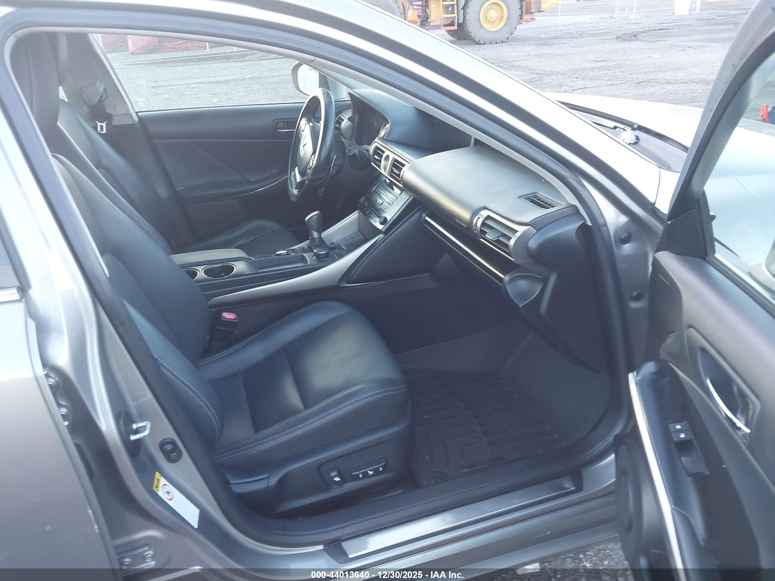 LEXUS IS image 5