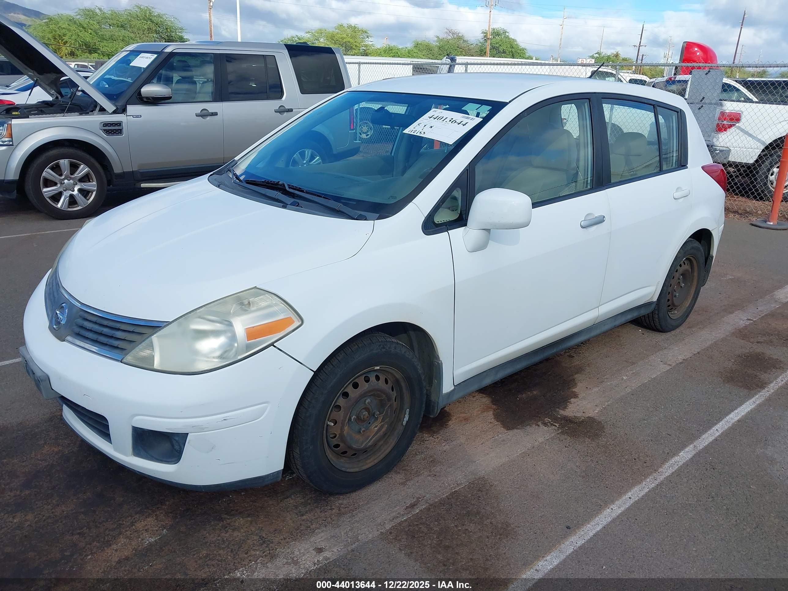 NISSAN VERSA image 2