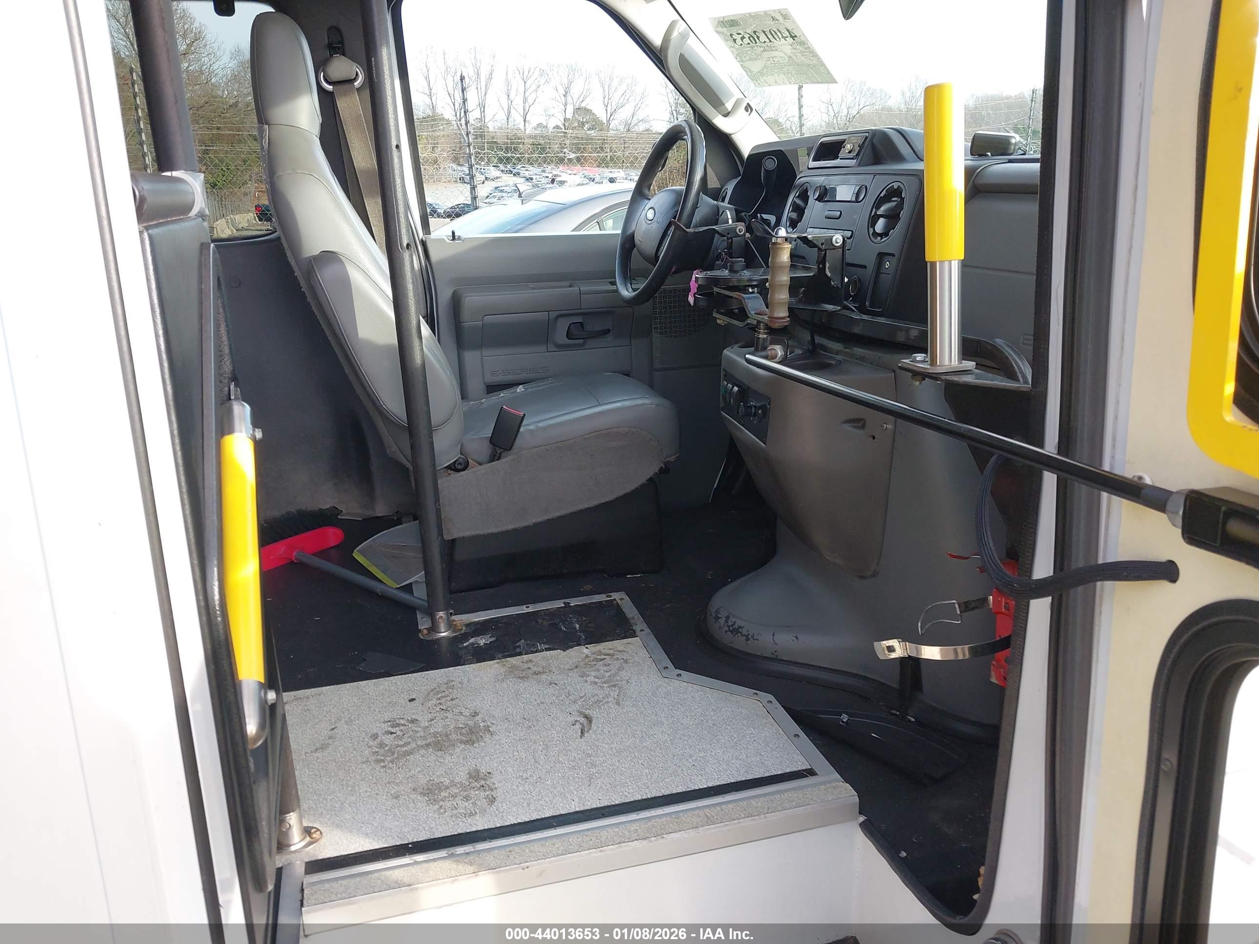 FORD E-350 image 7