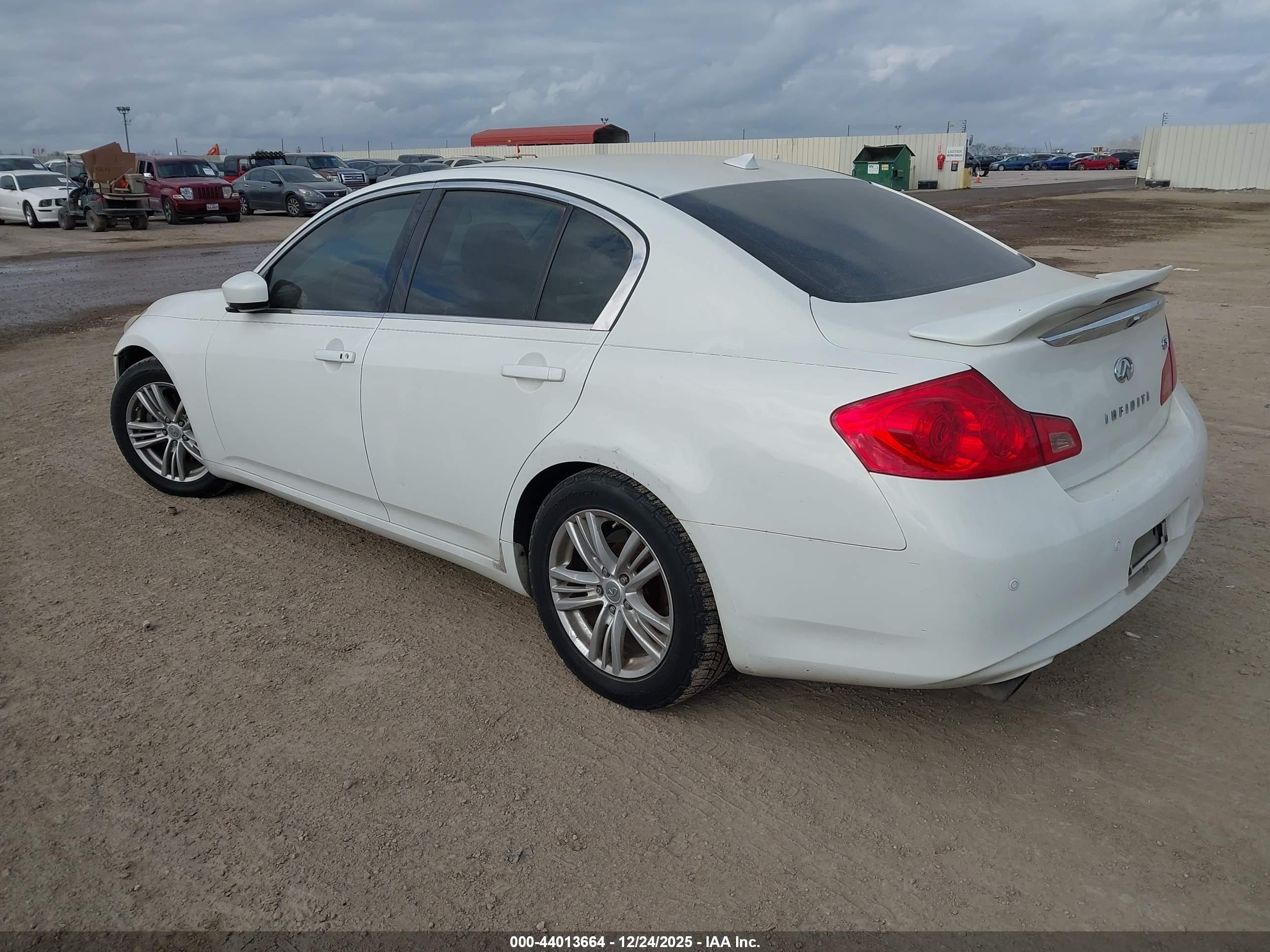 INFINITI G37 image 3