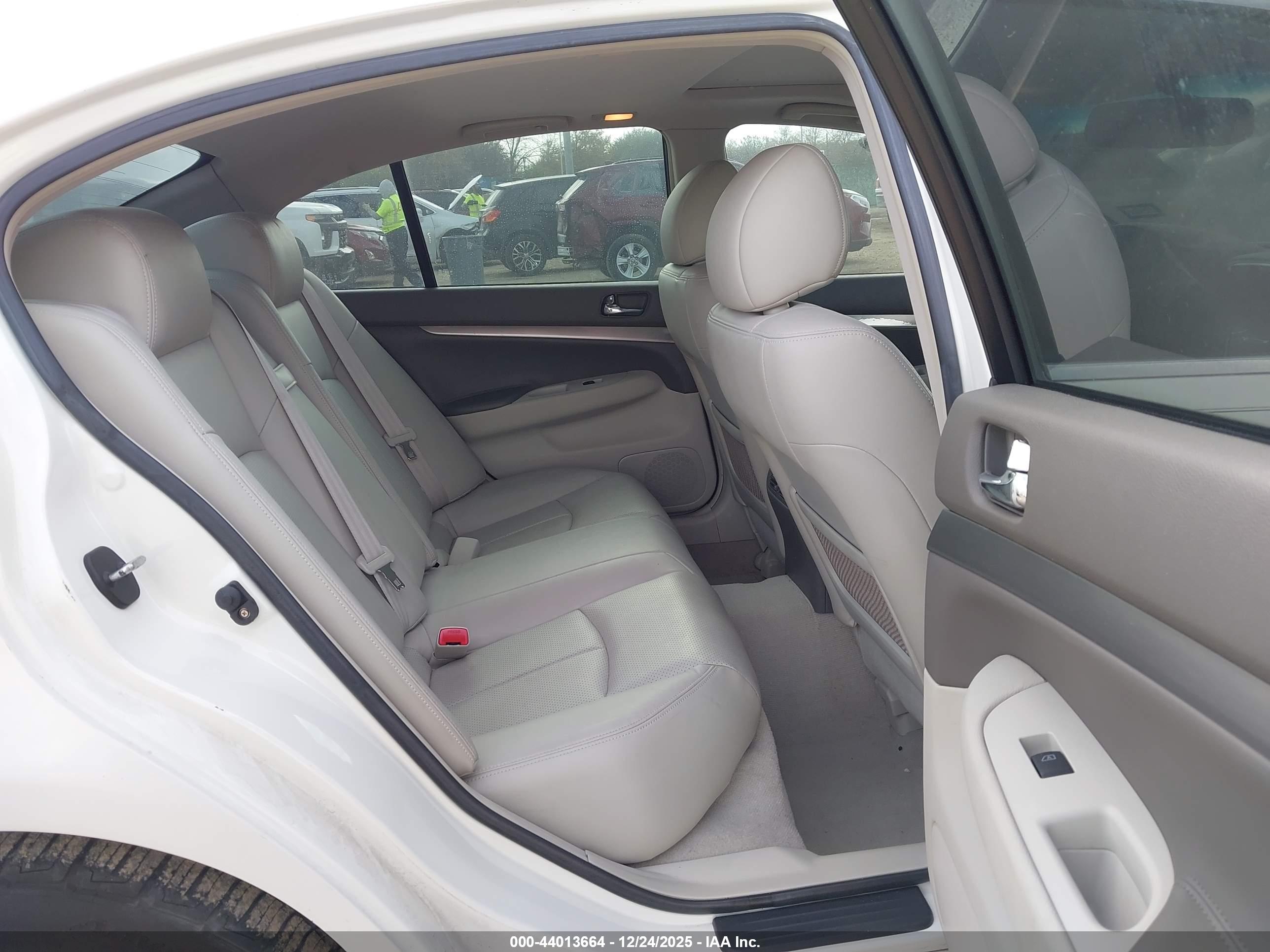 INFINITI G37 image 8