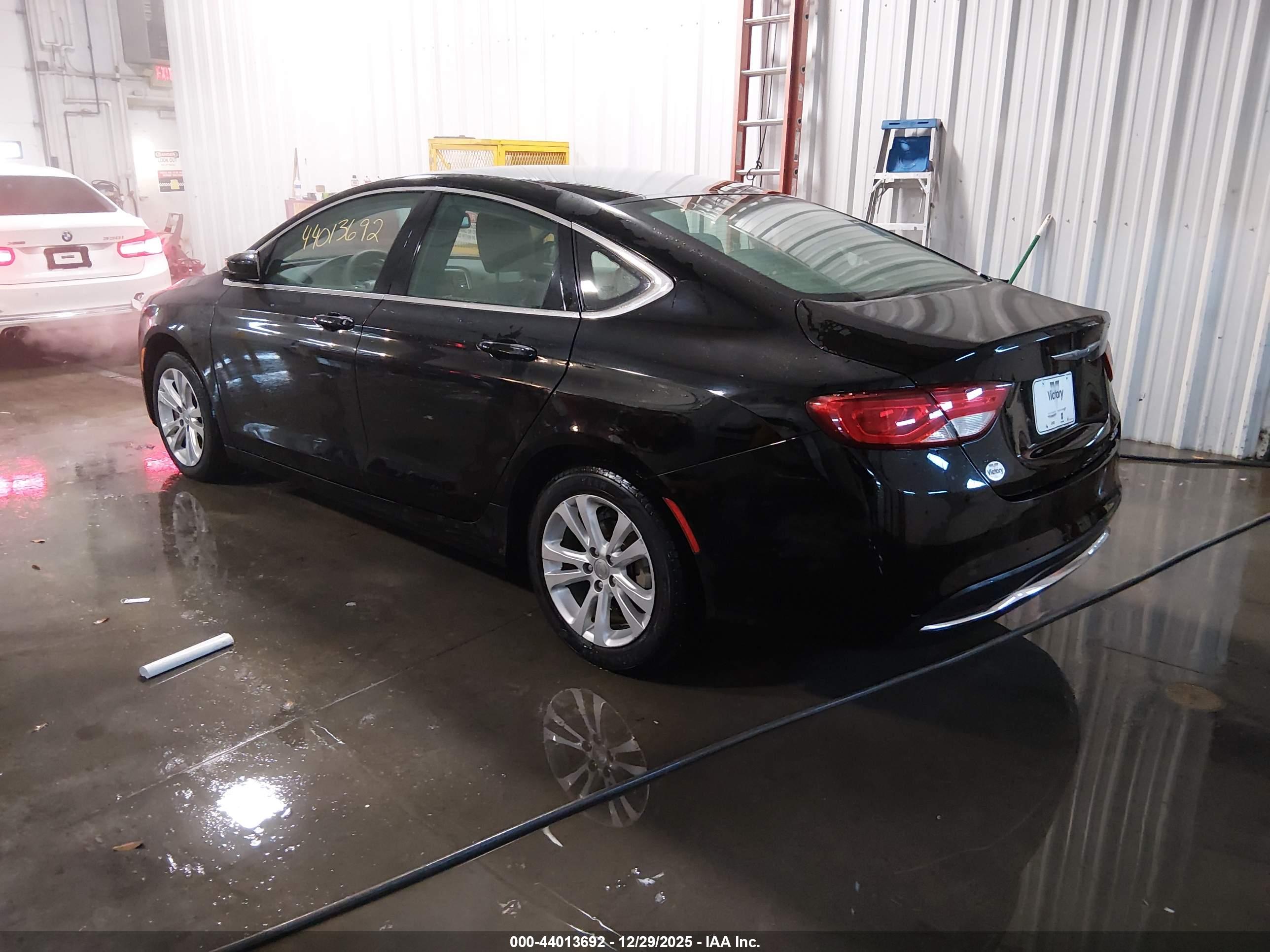 CHRYSLER 200 image 3