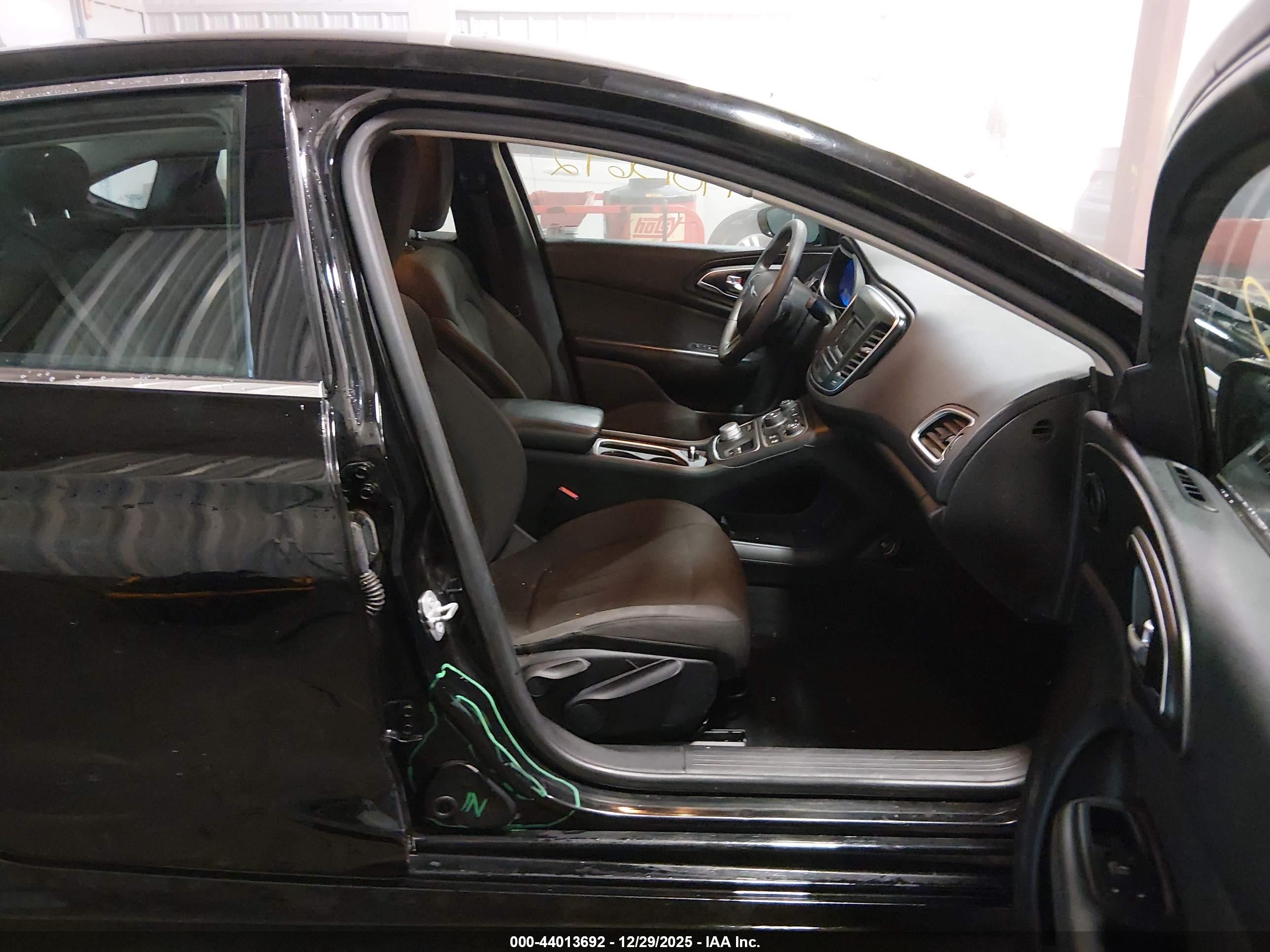 CHRYSLER 200 image 5