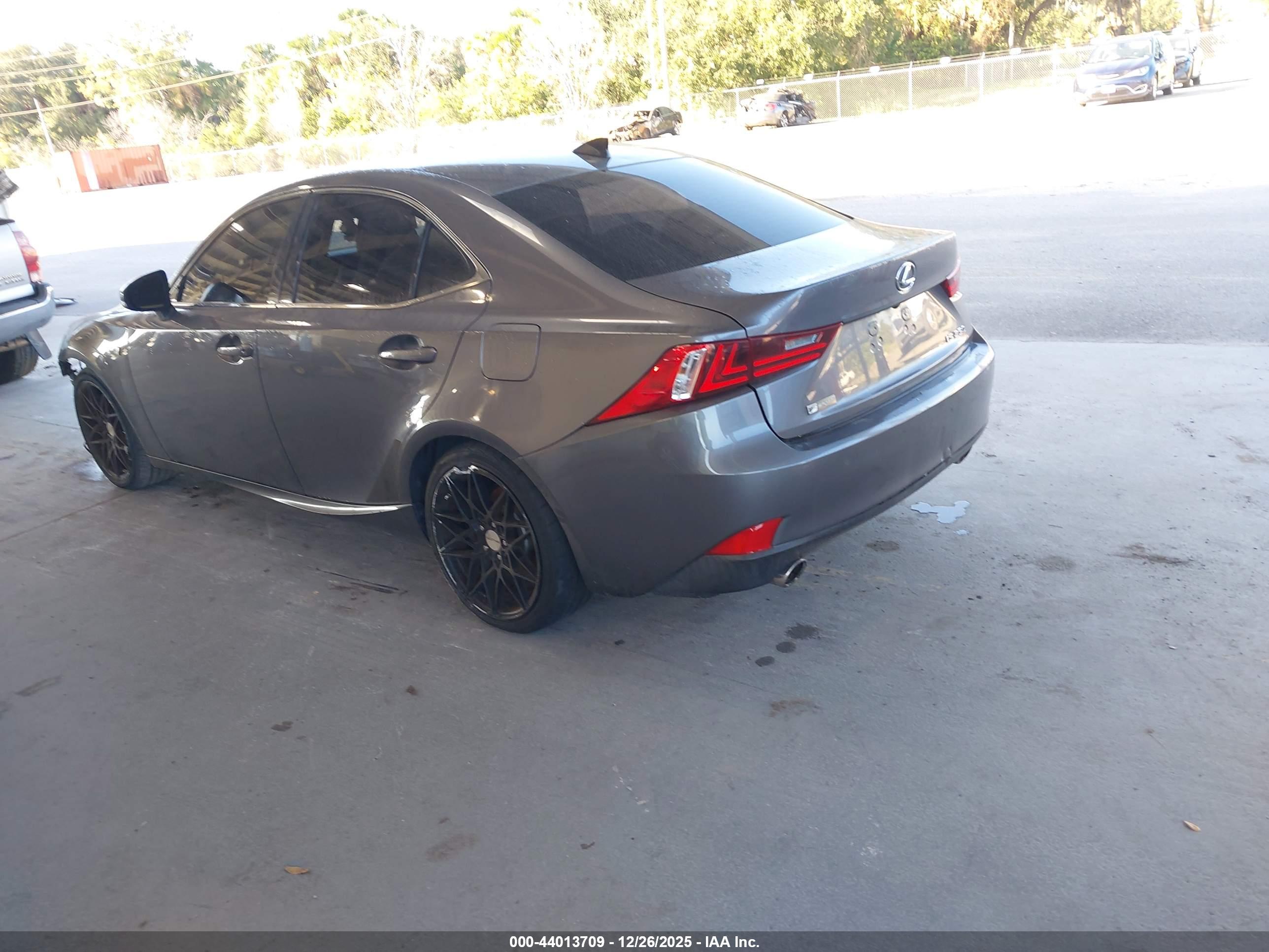 LEXUS IS image 3