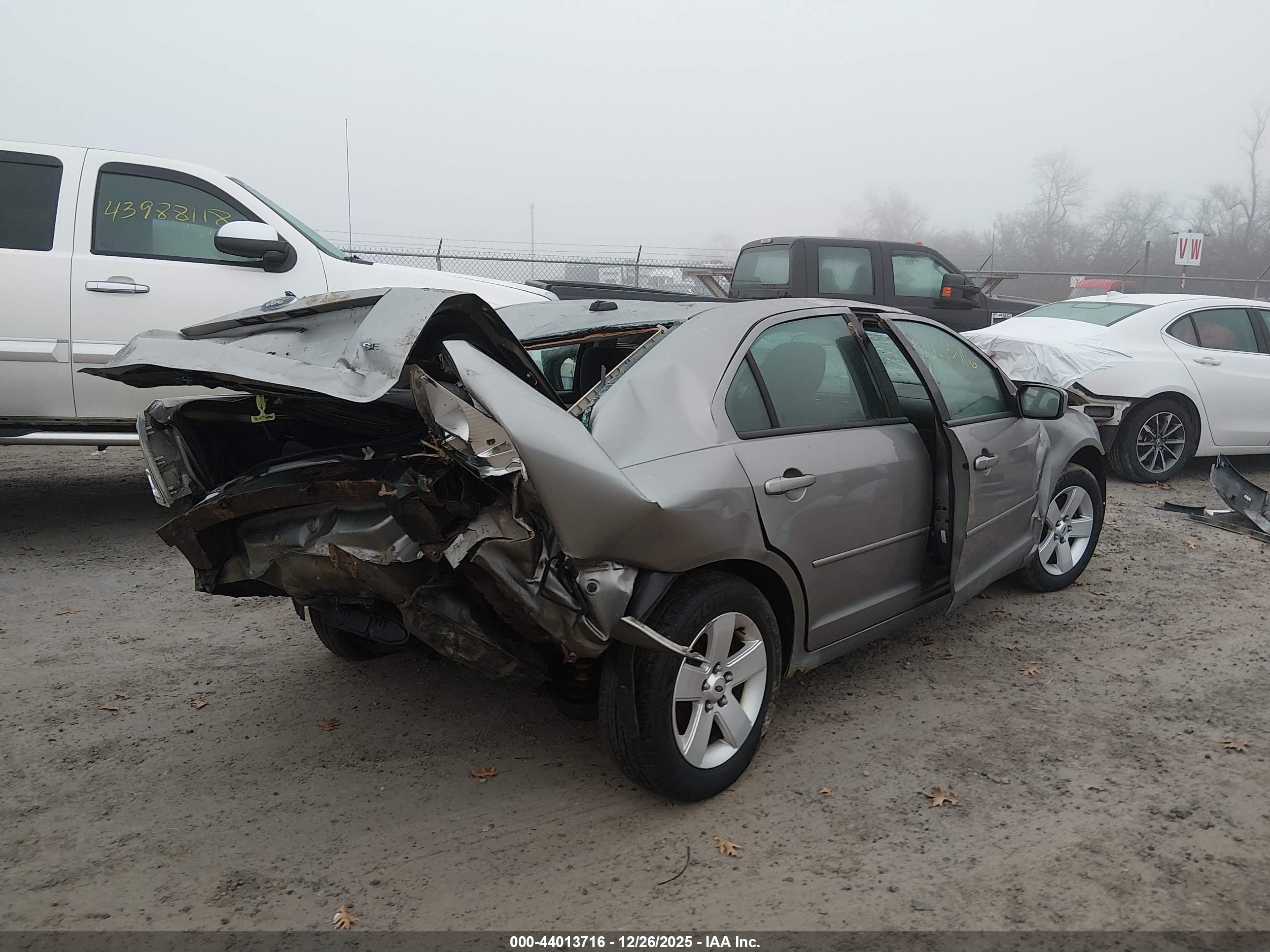 FORD FUSION image 4