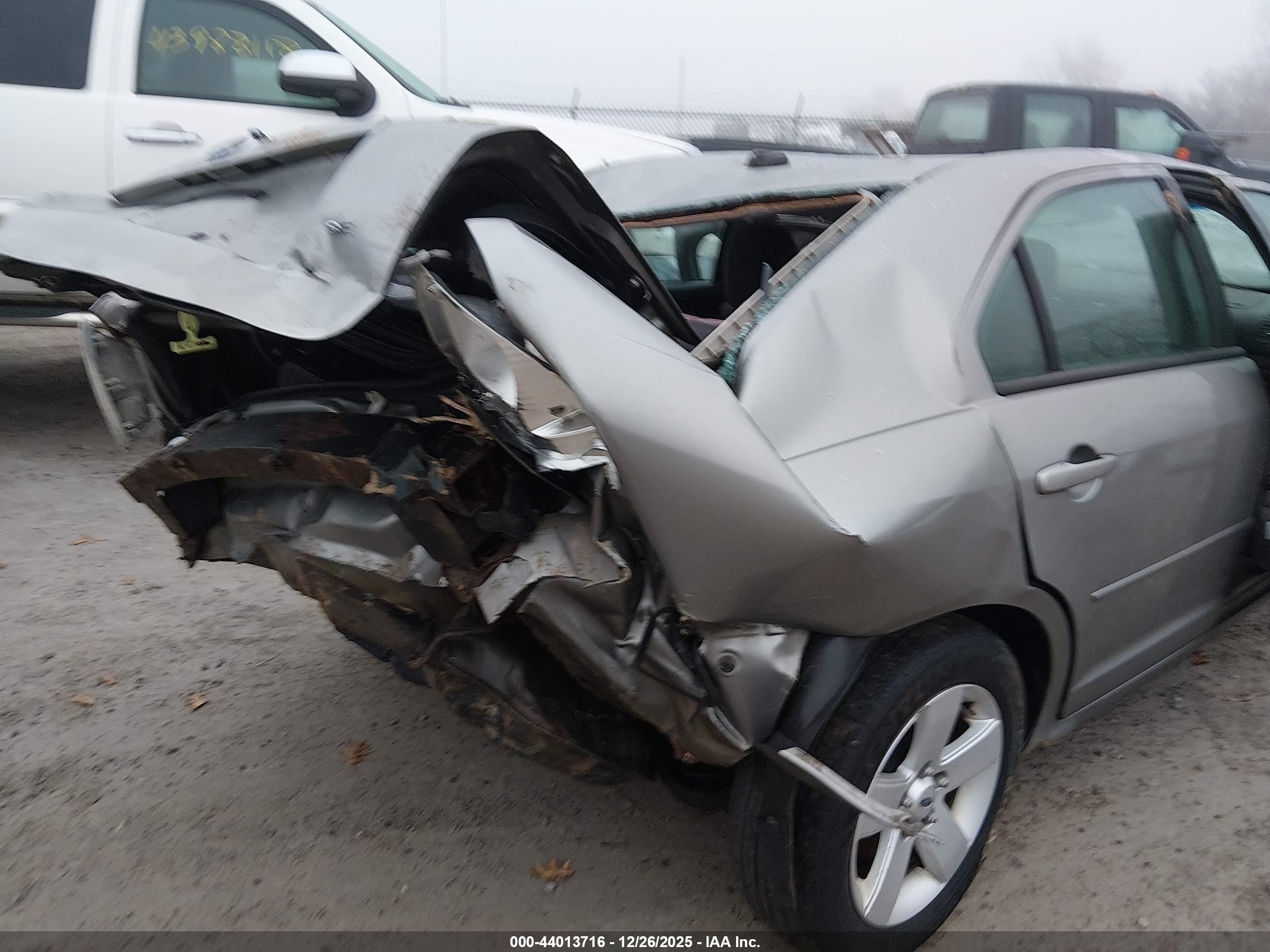 FORD FUSION image 6