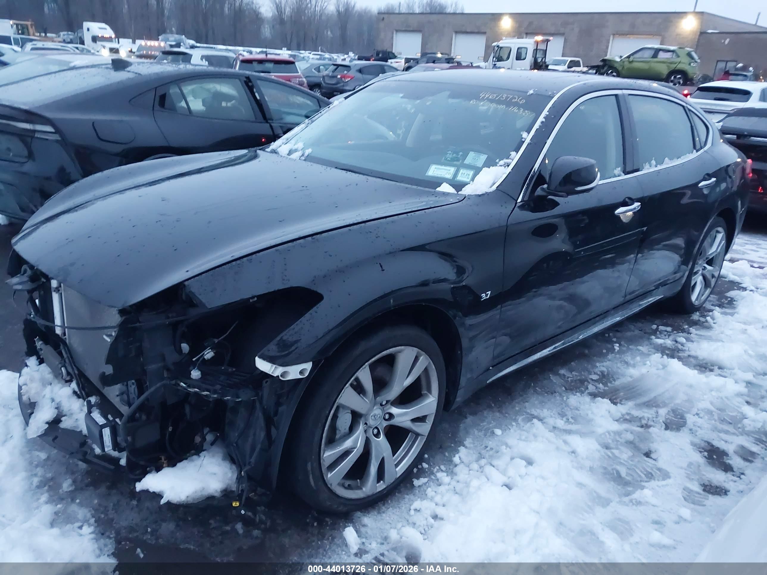 INFINITI Q70L image 2