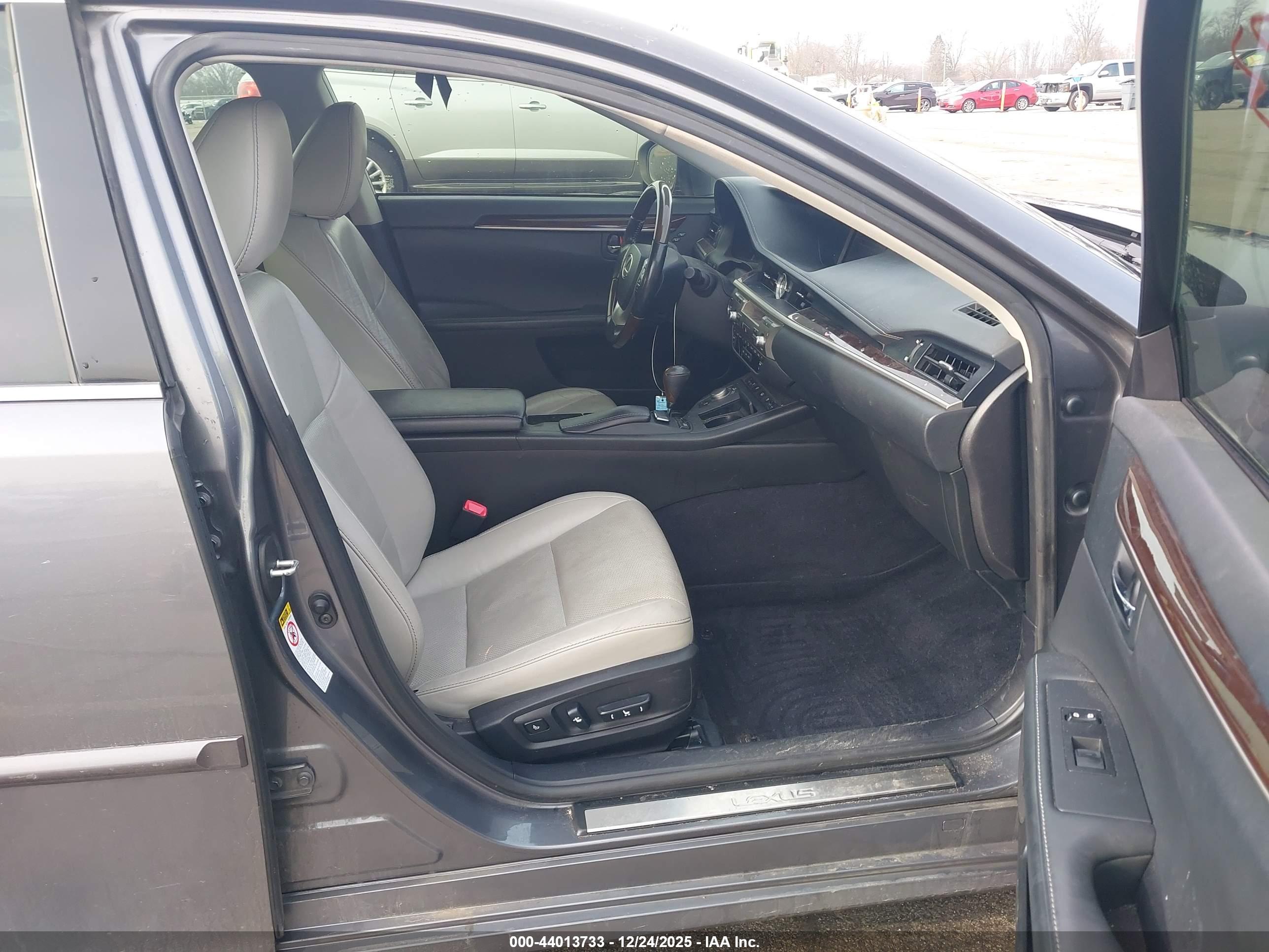 LEXUS ES image 5