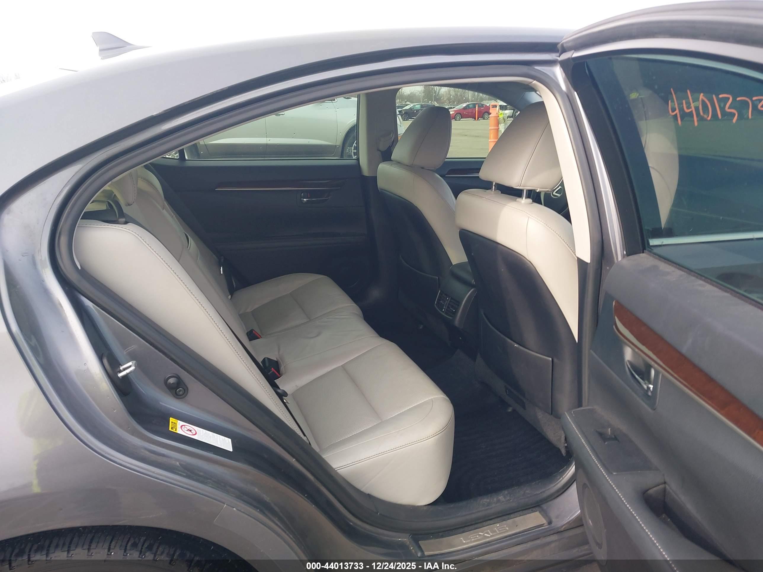 LEXUS ES image 8