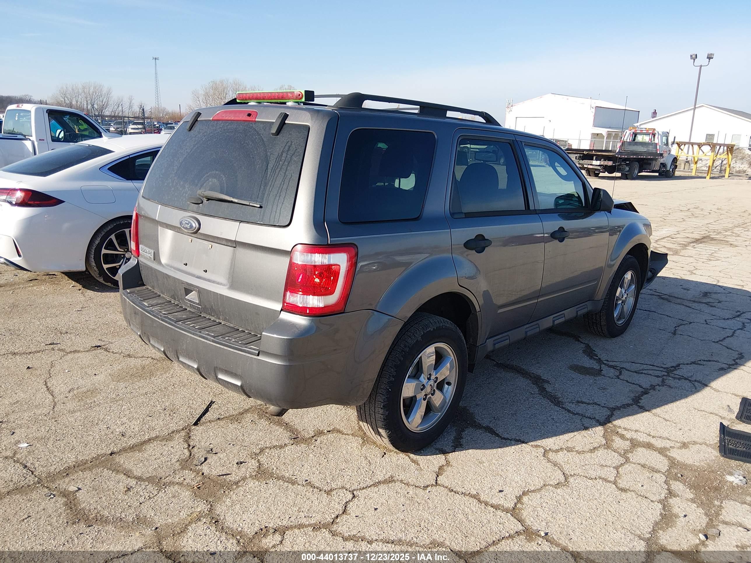 FORD ESCAPE image 4