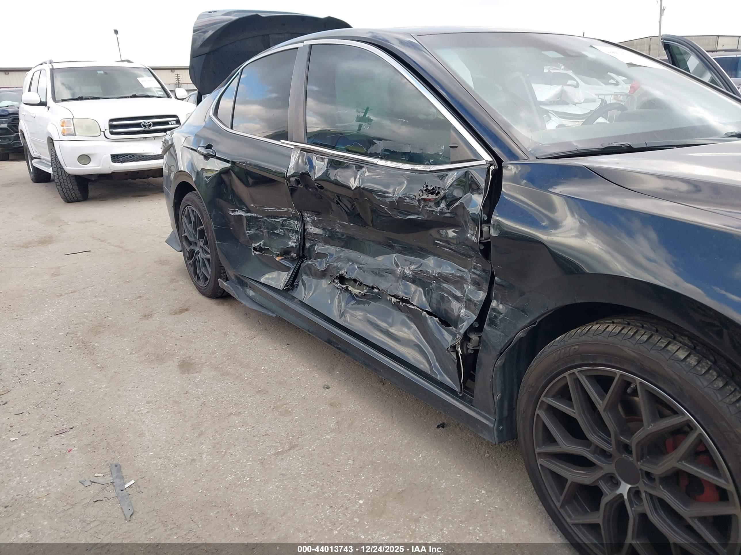 TOYOTA CAMRY image 6