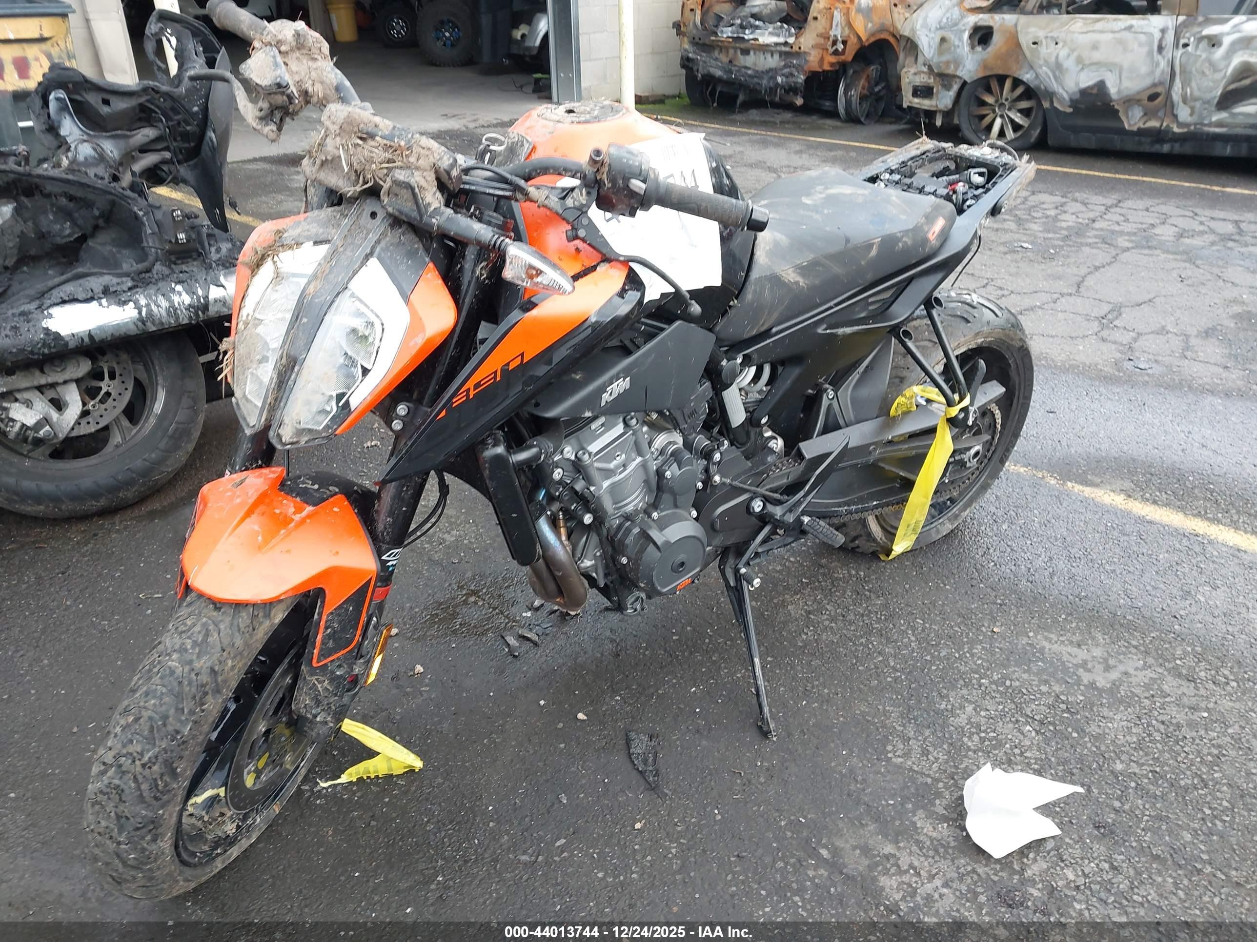 KTM 890 image 2