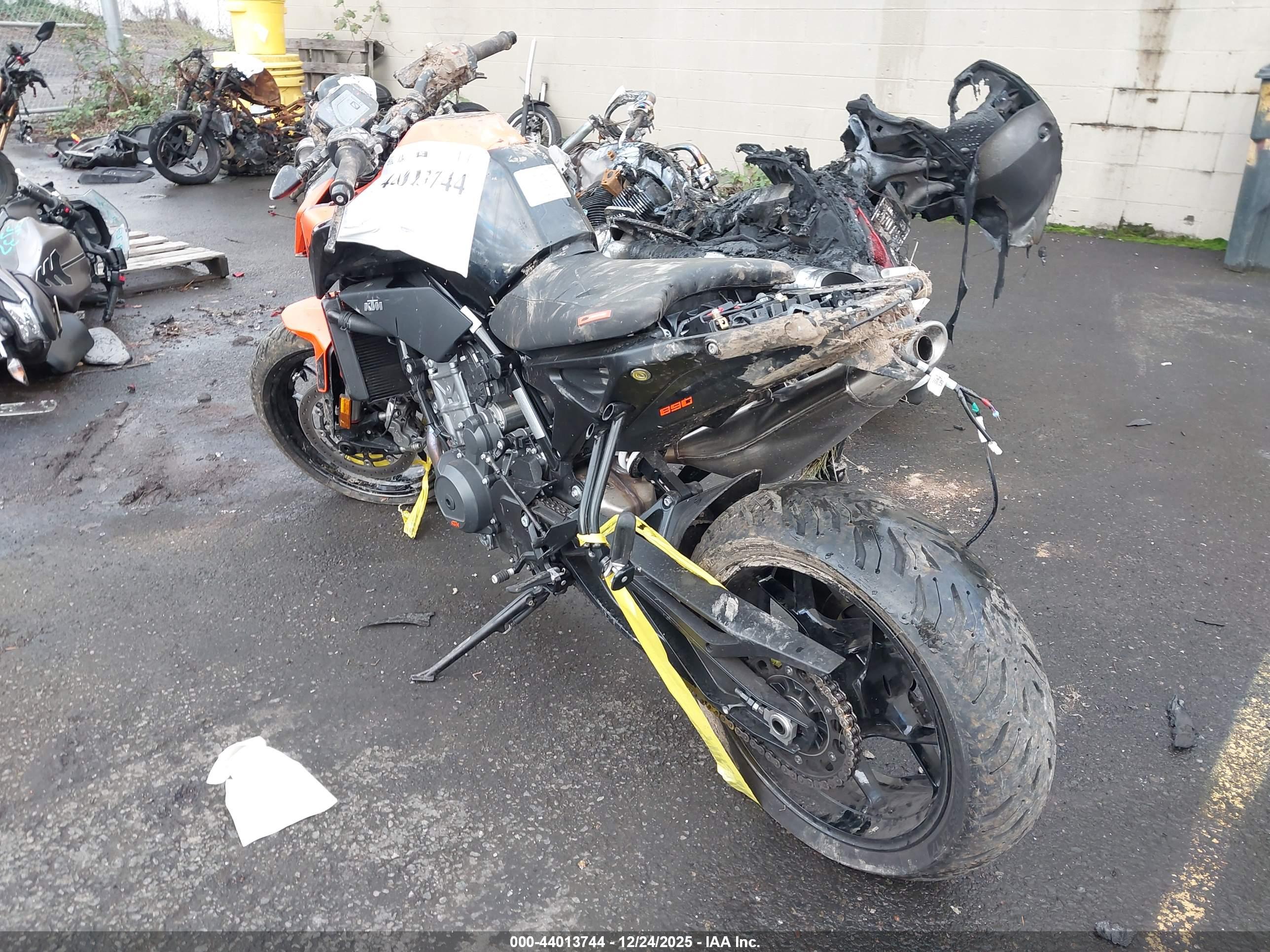 KTM 890 image 3