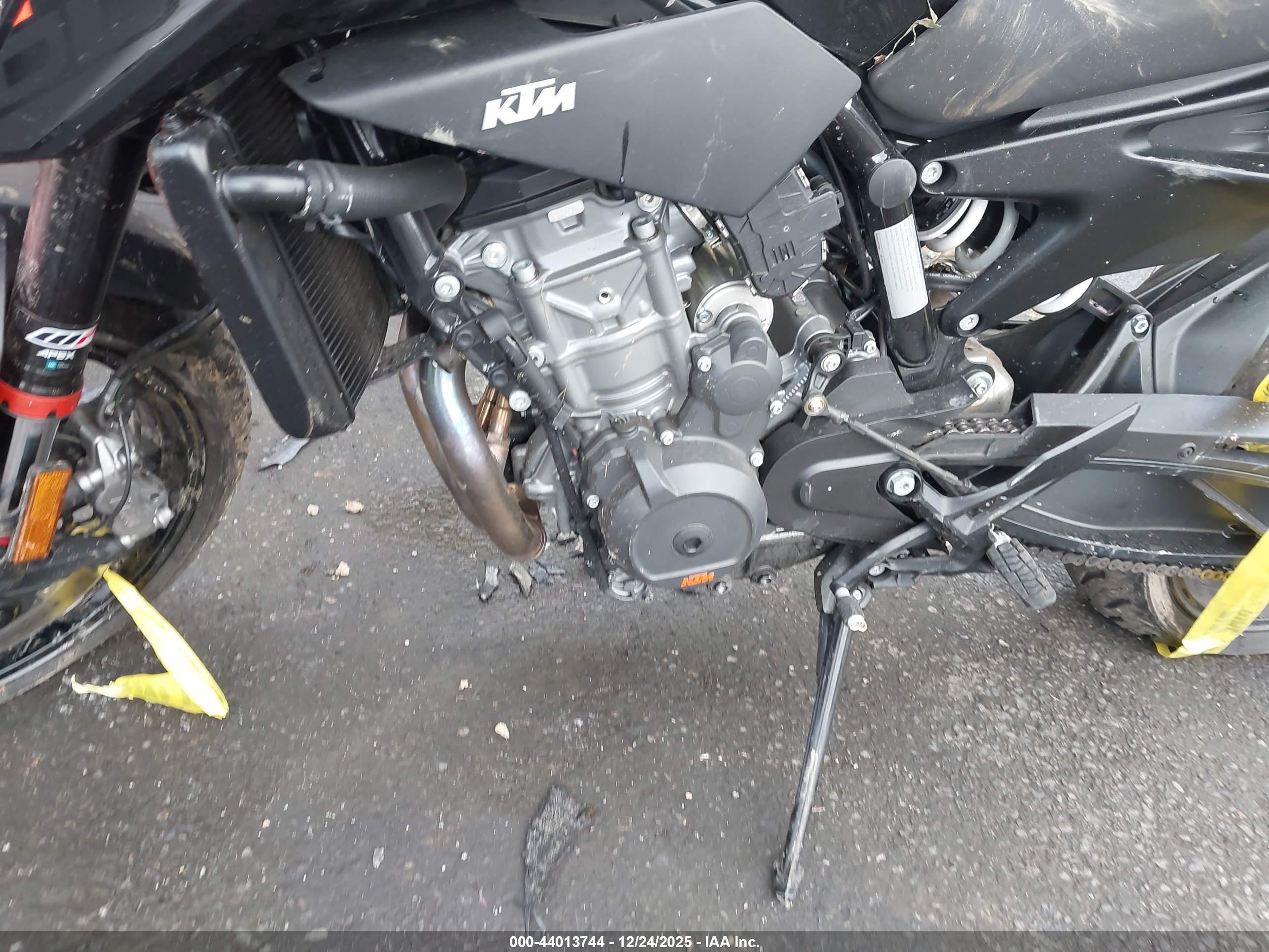 KTM 890 image 9