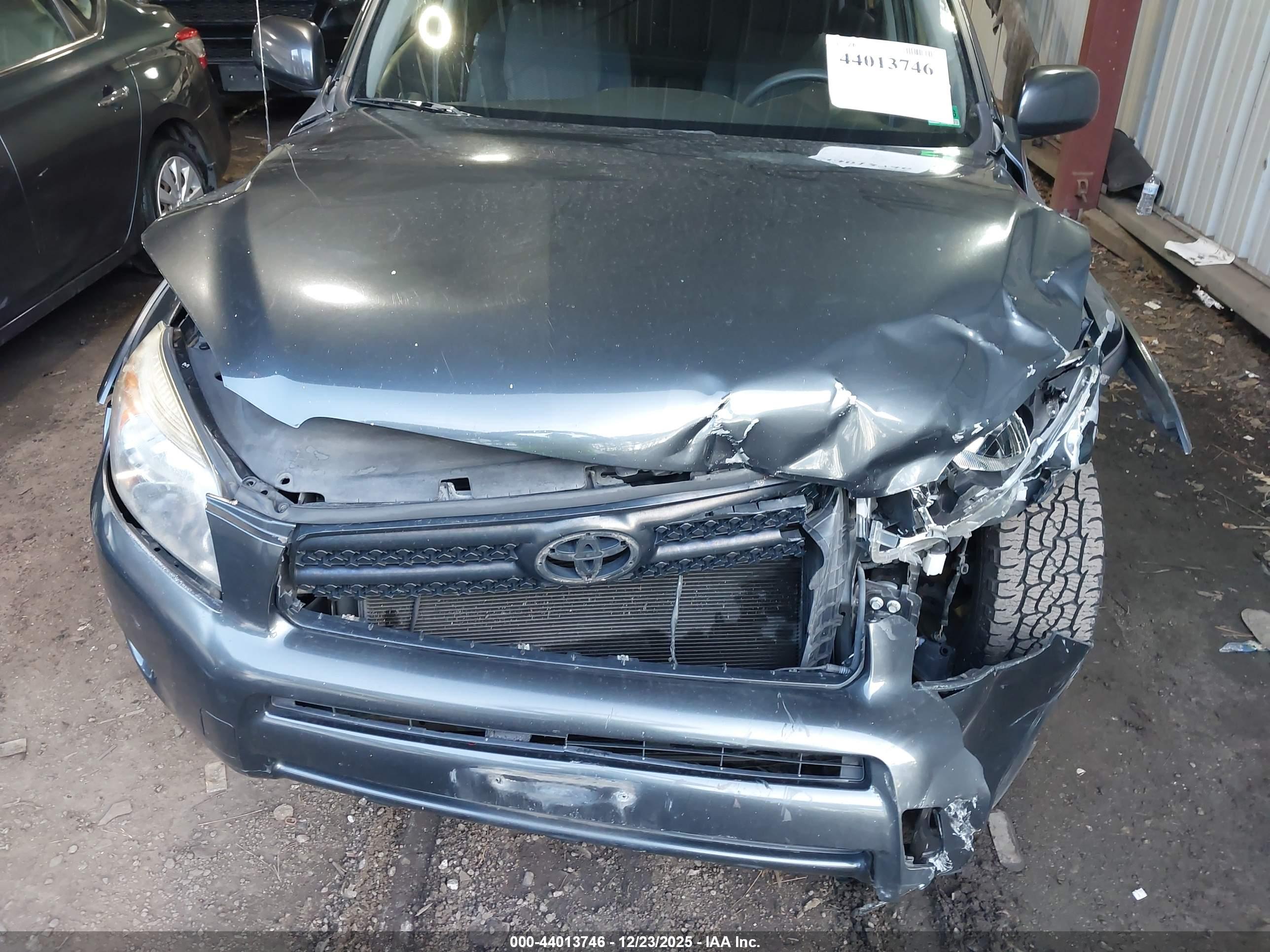 TOYOTA RAV4 image 10