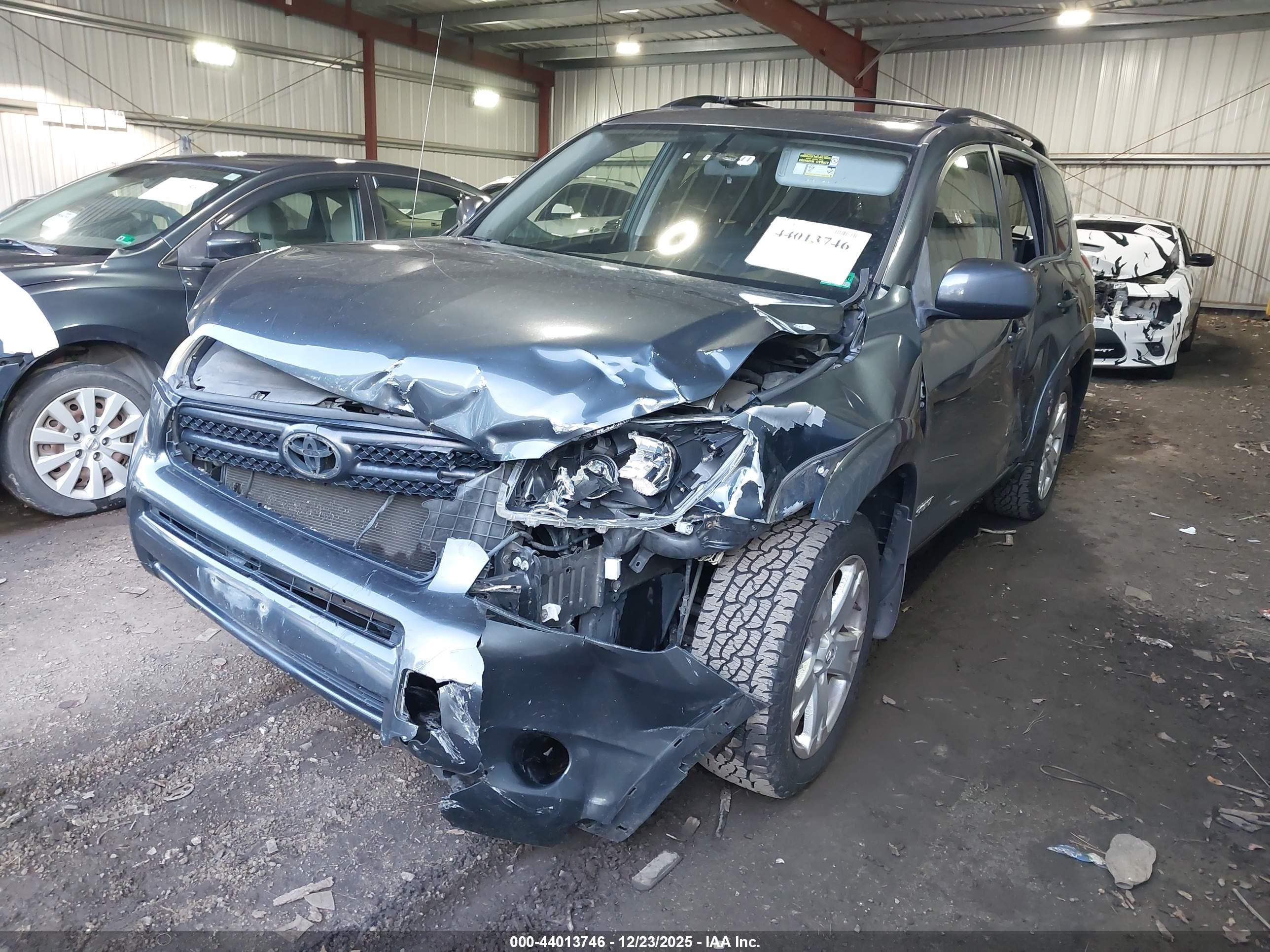 TOYOTA RAV4 image 2