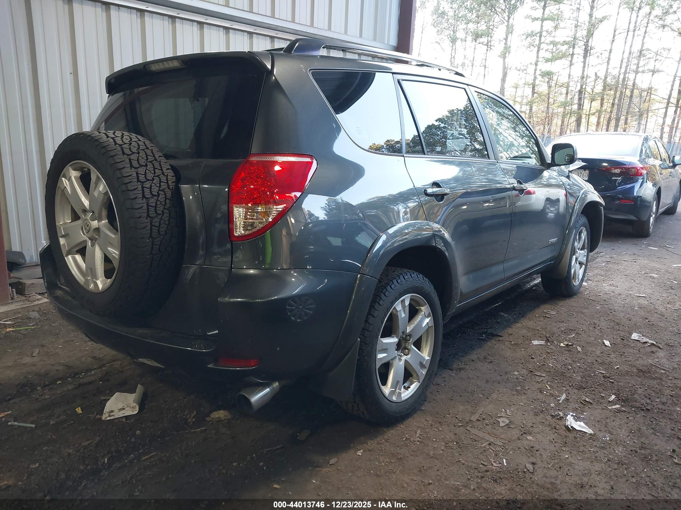 TOYOTA RAV4 image 4