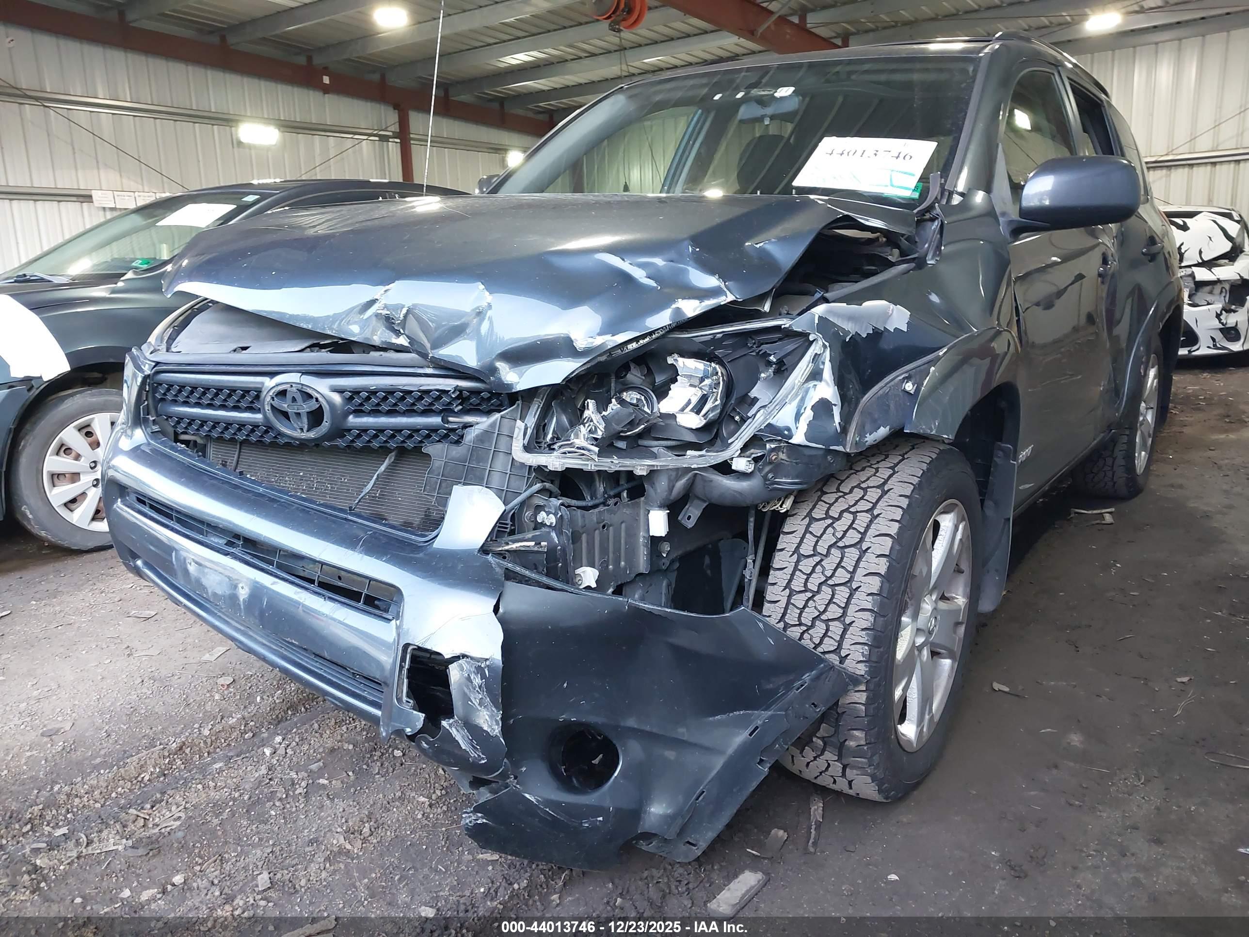 TOYOTA RAV4 image 6
