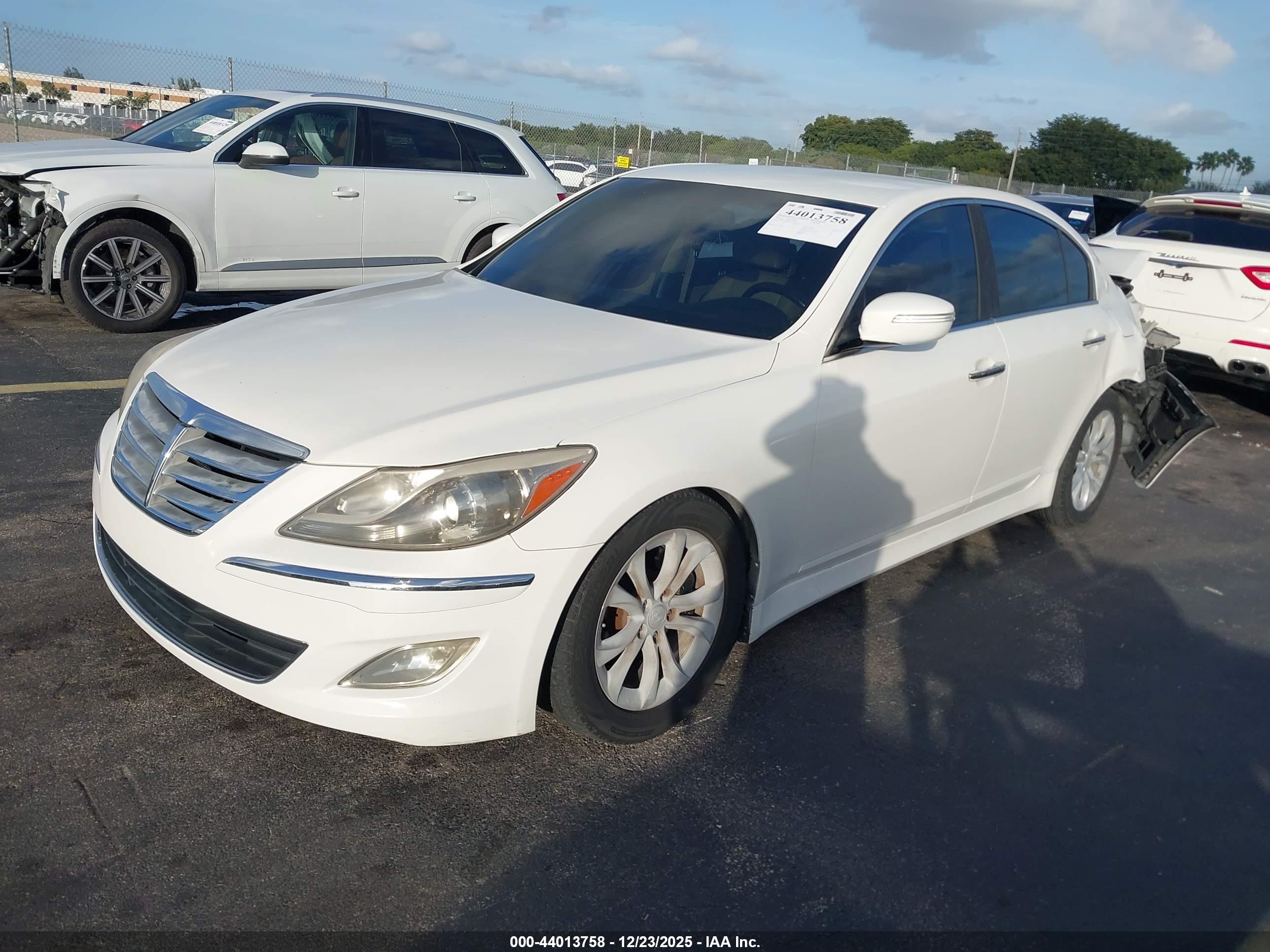 HYUNDAI GENESIS image 2